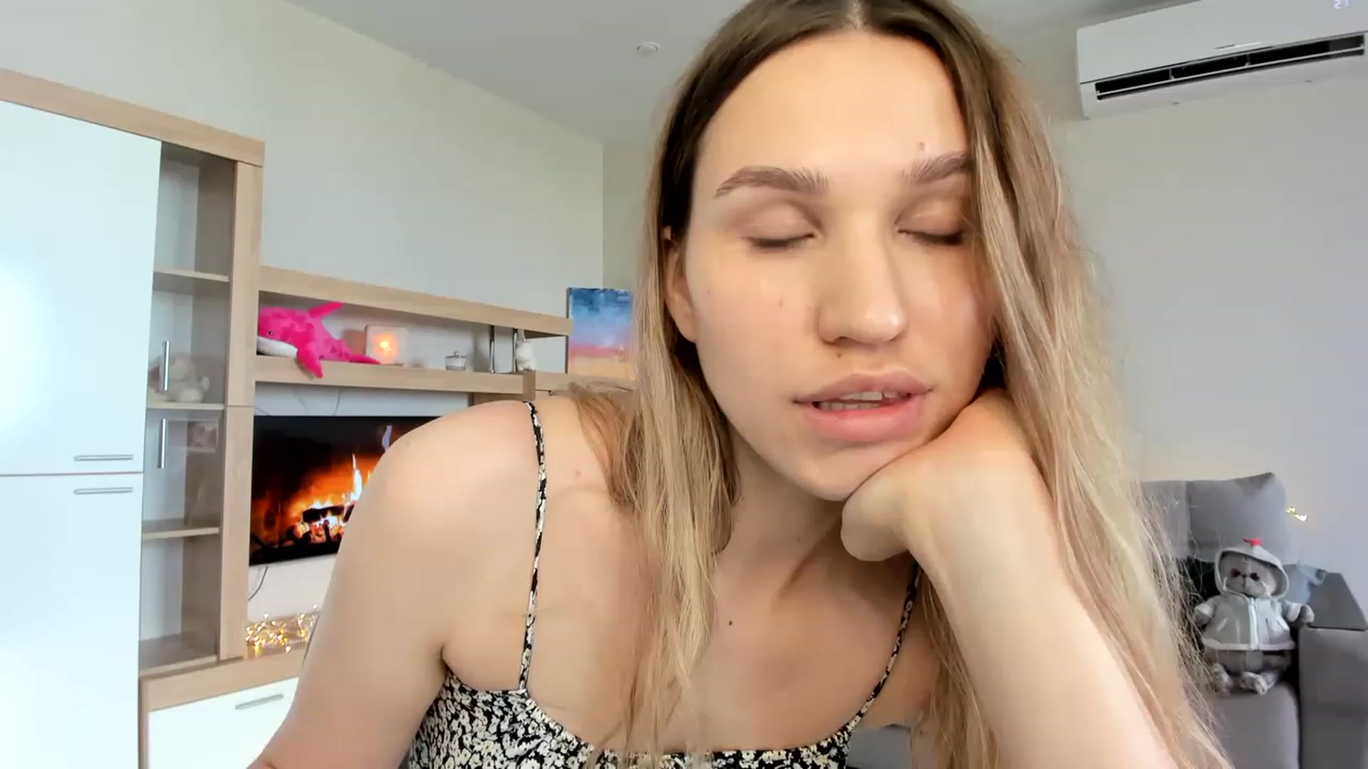 Gallery image thumbnail from WaveOfLove's myfreecams stream on, 07/03/2023, 14:10 image 7 of 20