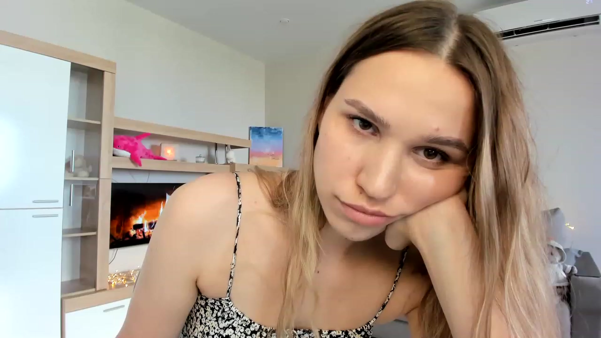 Gallery image thumbnail from WaveOfLove's myfreecams stream on, 07/03/2023, 14:10 image 9 of 20