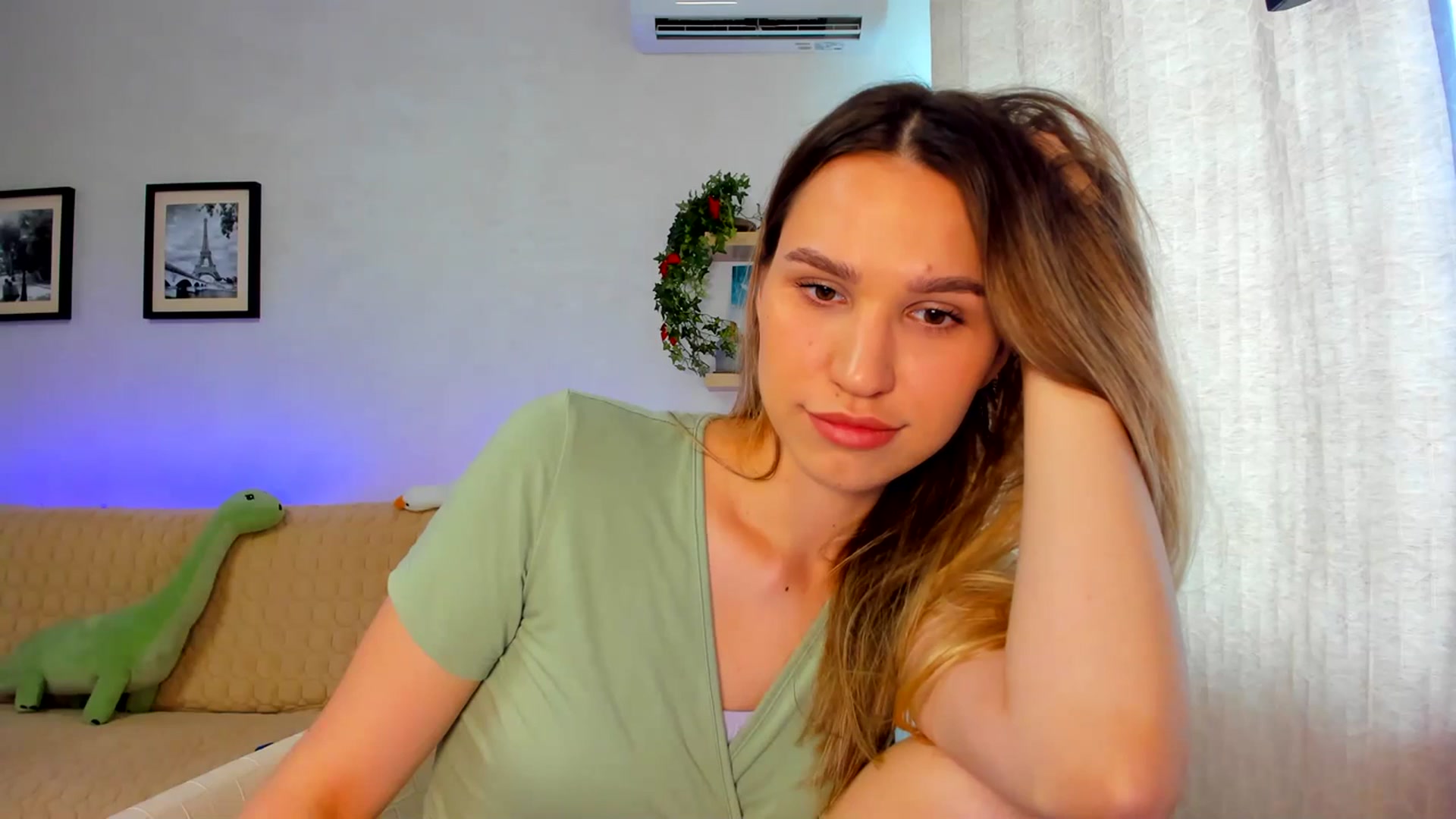 Gallery image thumbnail from WaveOfLove's myfreecams stream on, 07/08/2023, 12:22 image 19 of 20