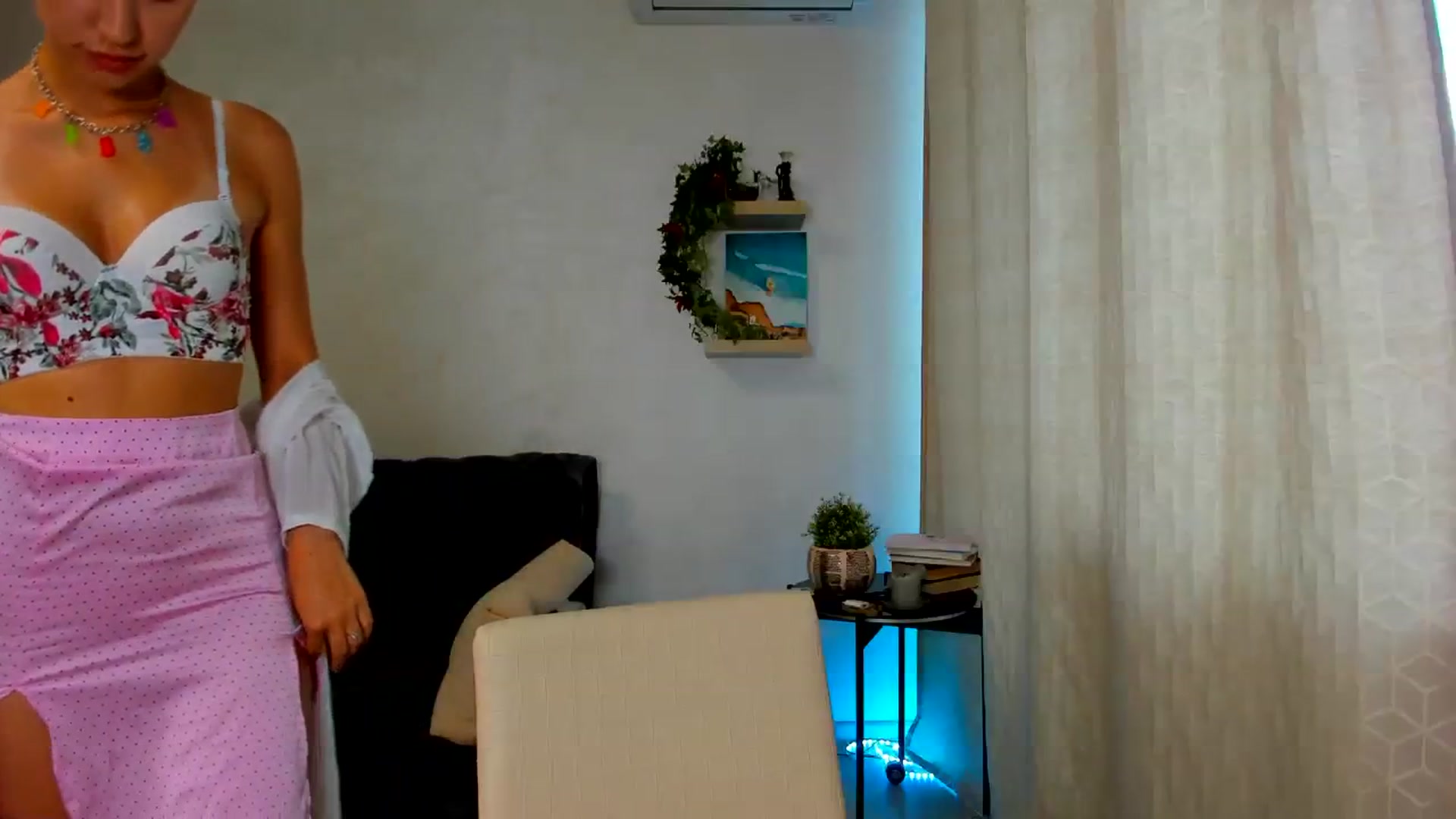 Gallery image thumbnail from WaveOfLove's myfreecams stream on, 08/17/2023, 11:29 image 16 of 20