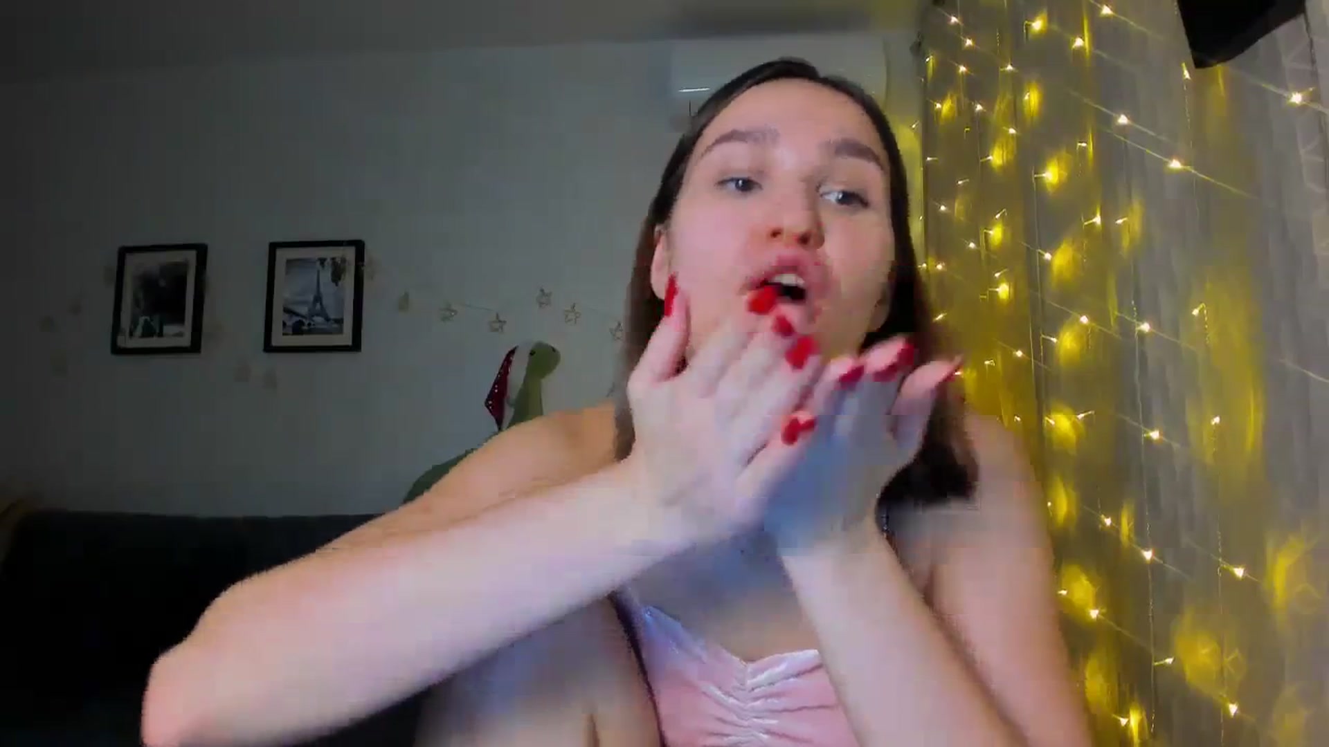 Gallery image thumbnail from WaveOfLove's myfreecams stream on, 12/21/2023, 14:11 image 14 of 20