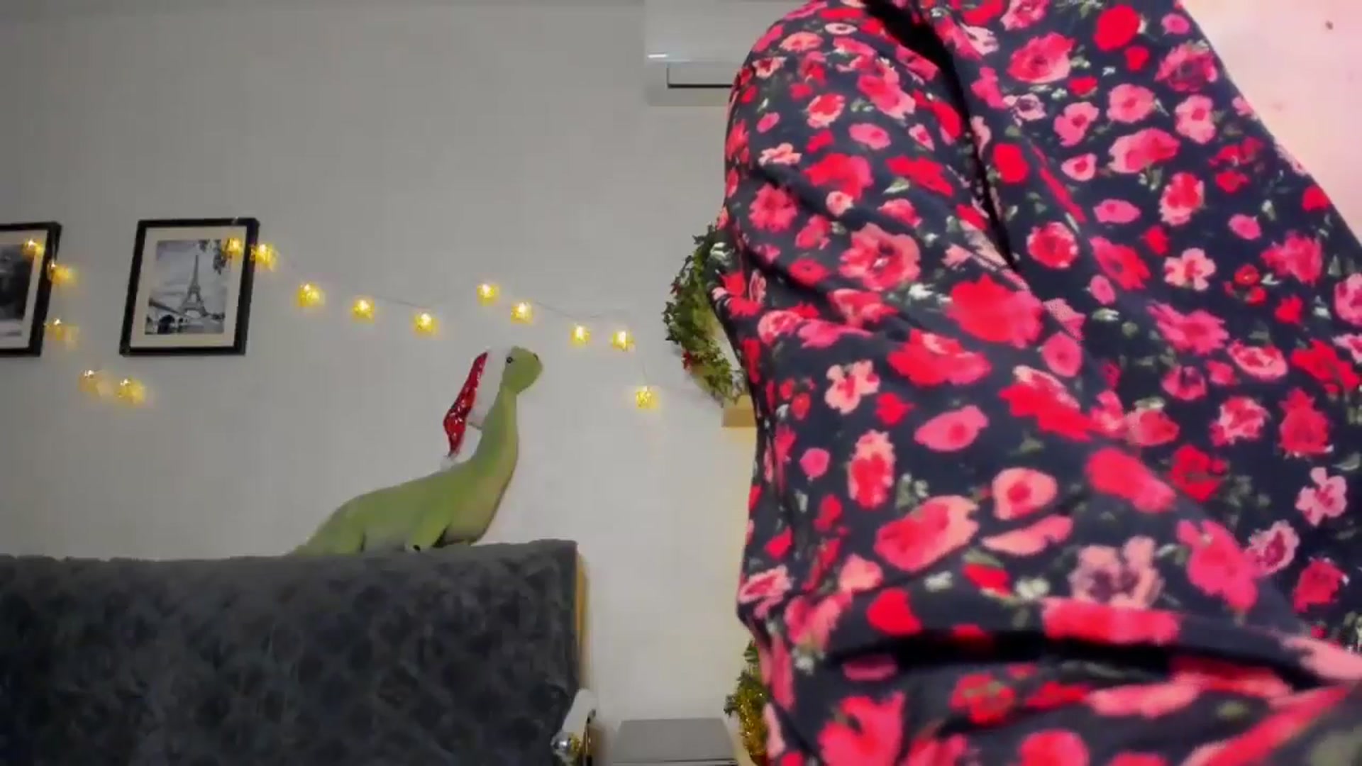 Gallery image thumbnail from WaveOfLove's myfreecams stream on, 12/23/2023, 13:33 image 16 of 20