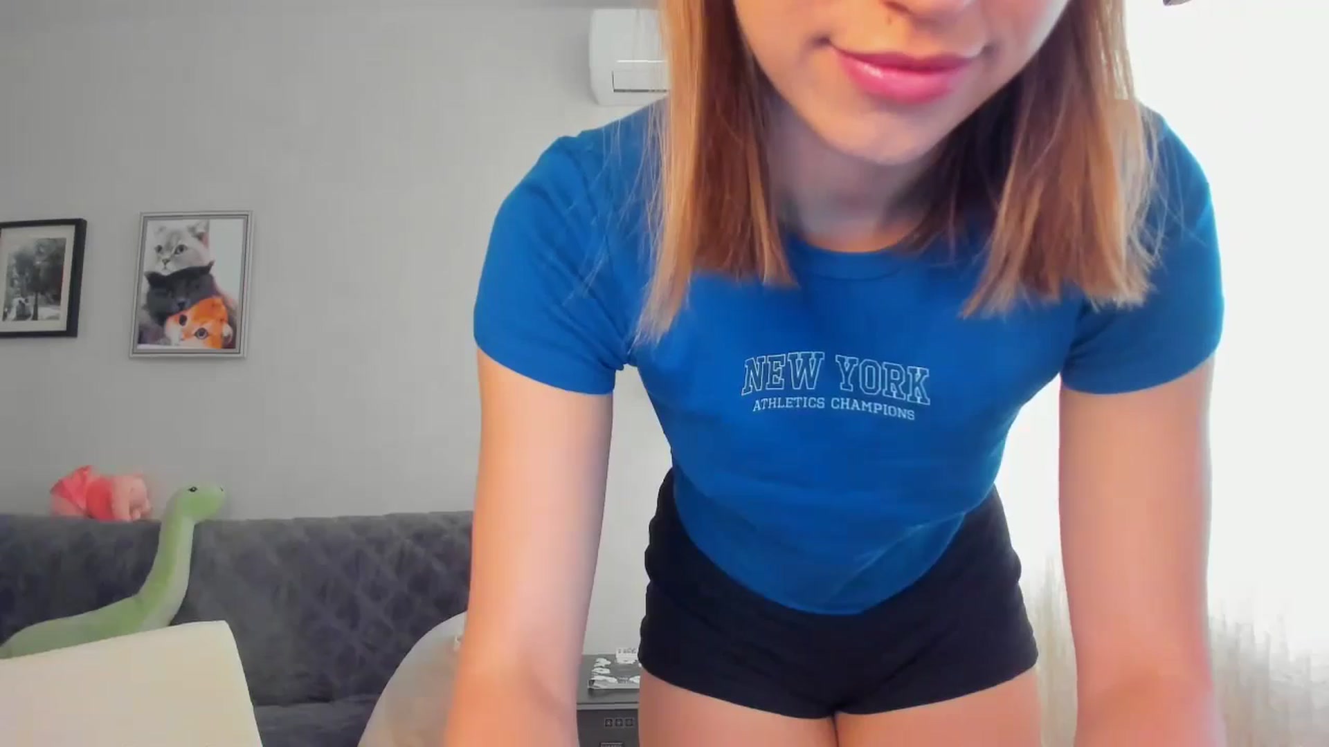 Gallery image thumbnail from WaveOfLove's myfreecams stream on, 05/14/2024, 10:38 image 16 of 20