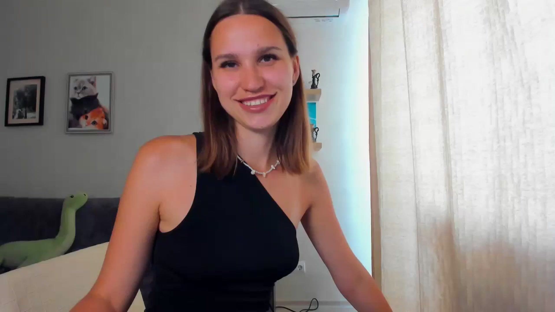 Gallery image thumbnail from WaveOfLove's myfreecams stream on, 06/19/2024, 11:47 image 8 of 20
