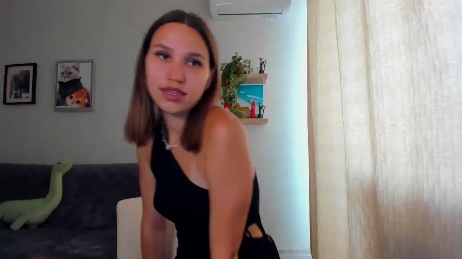 Gallery image thumbnail from WaveOfLove's myfreecams stream on, 06/19/2024, 12:18 image 6 of 20