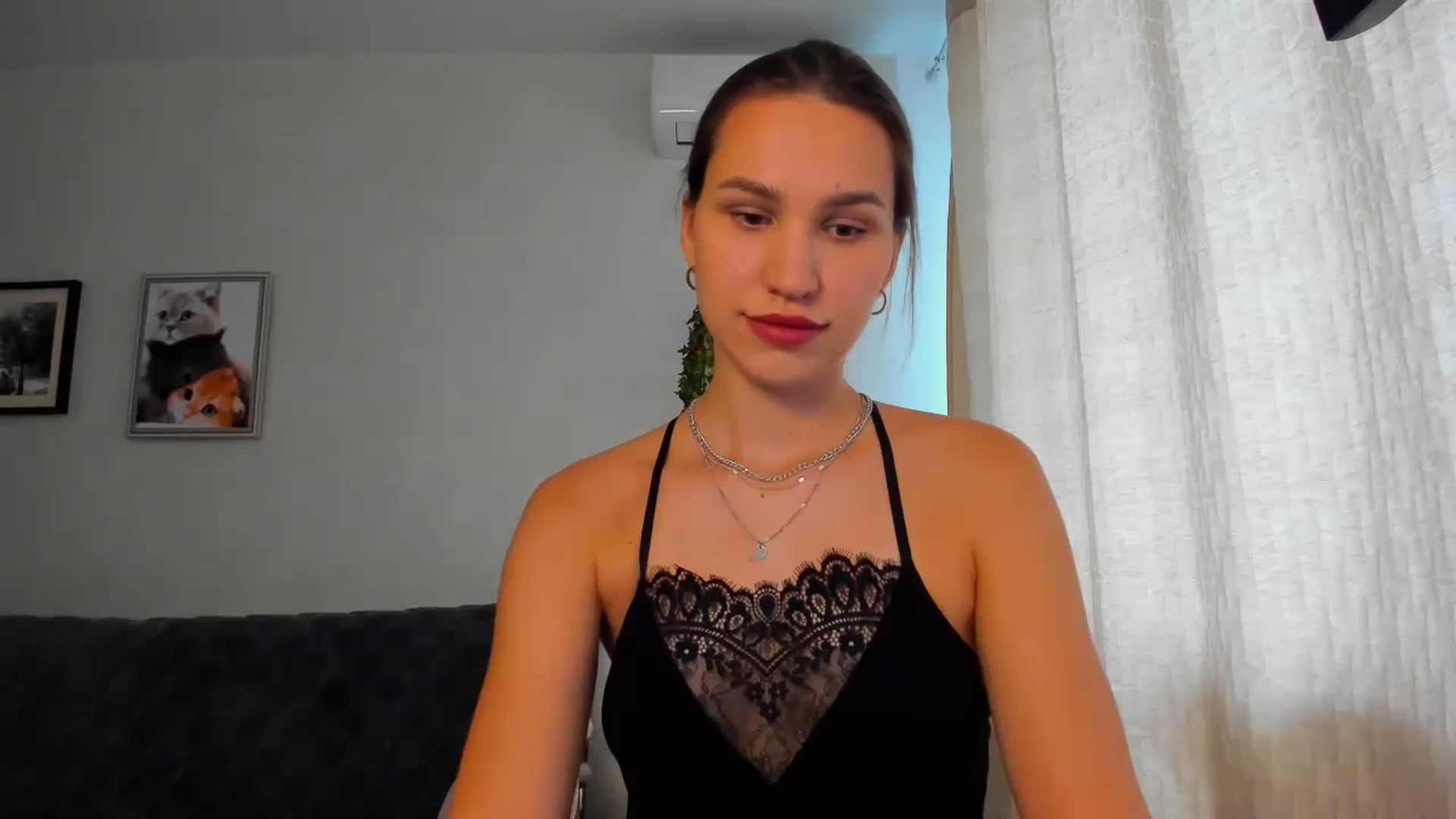 Gallery image thumbnail from WaveOfLove's myfreecams stream on, 10/25/2024, 11:01 image 16 of 20