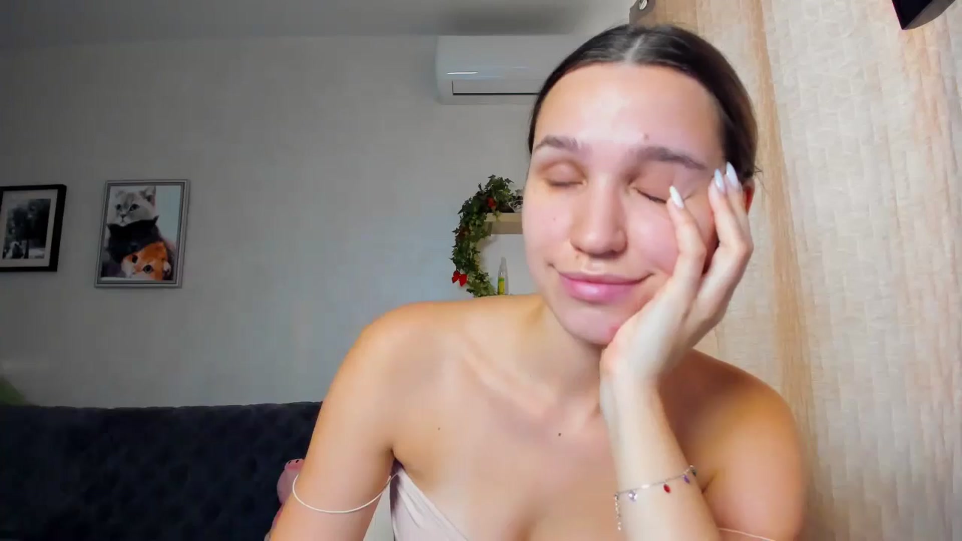Gallery image thumbnail from WaveOfLove's myfreecams stream on, 11/05/2024, 13:06 image 4 of 20