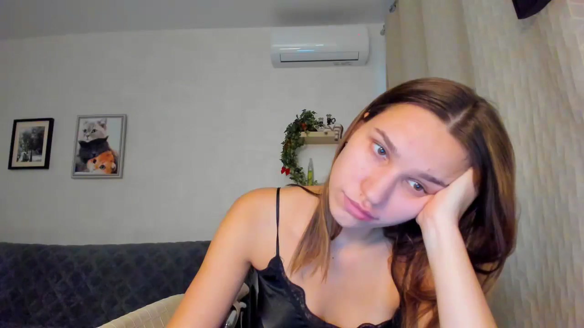 Gallery image thumbnail from WaveOfLove's myfreecams stream on, 11/21/2024, 12:27 image 18 of 20