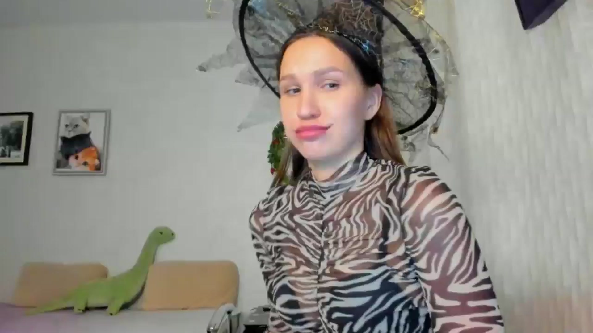 Gallery image thumbnail from WaveOfLove's myfreecams stream on, 10/31/2025, 13:40 image 14 of 20