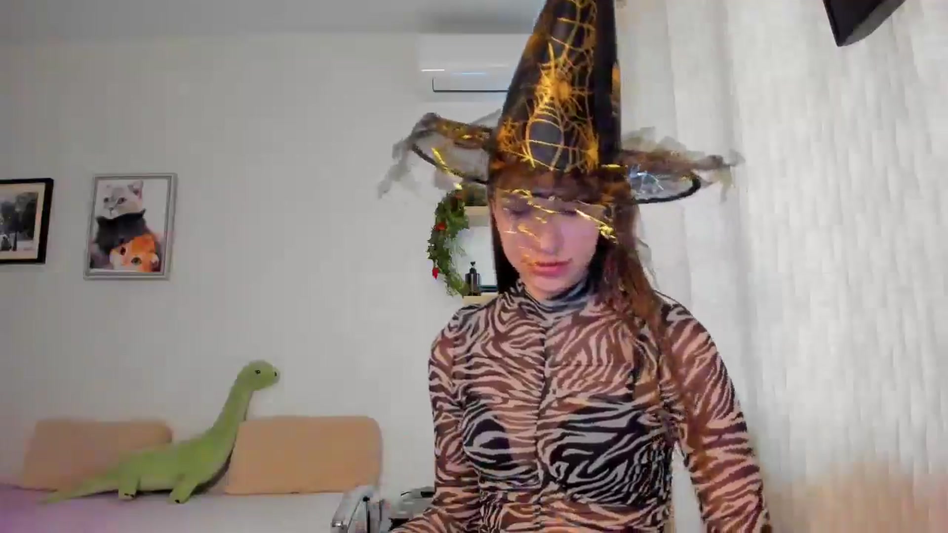 Gallery image thumbnail from WaveOfLove's myfreecams stream on, 10/31/2025, 13:40 image 7 of 20