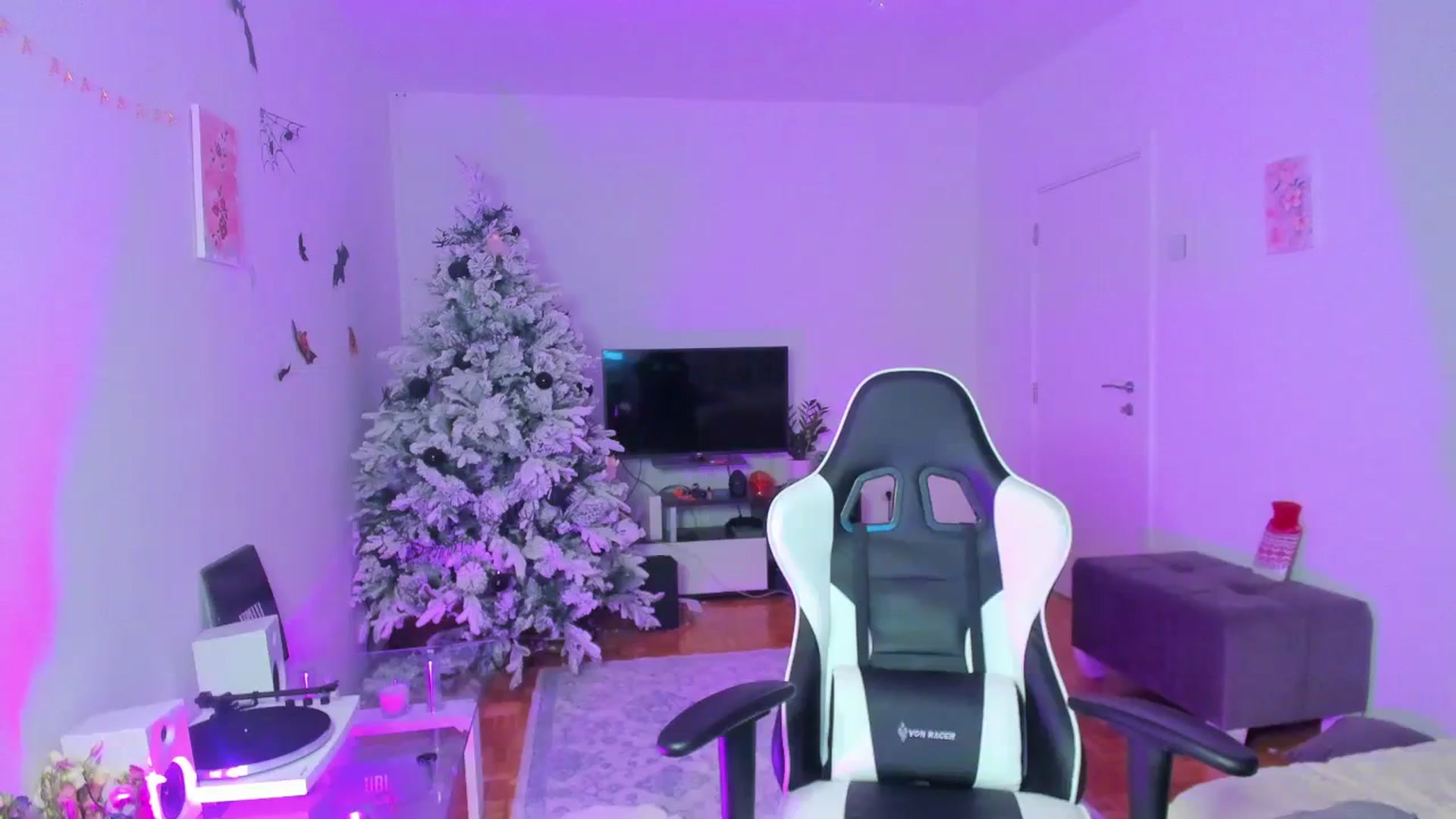 Gallery image thumbnail from Wendy_Moore's myfreecams stream on, 12/25/2023, 22:21 image 17 of 20