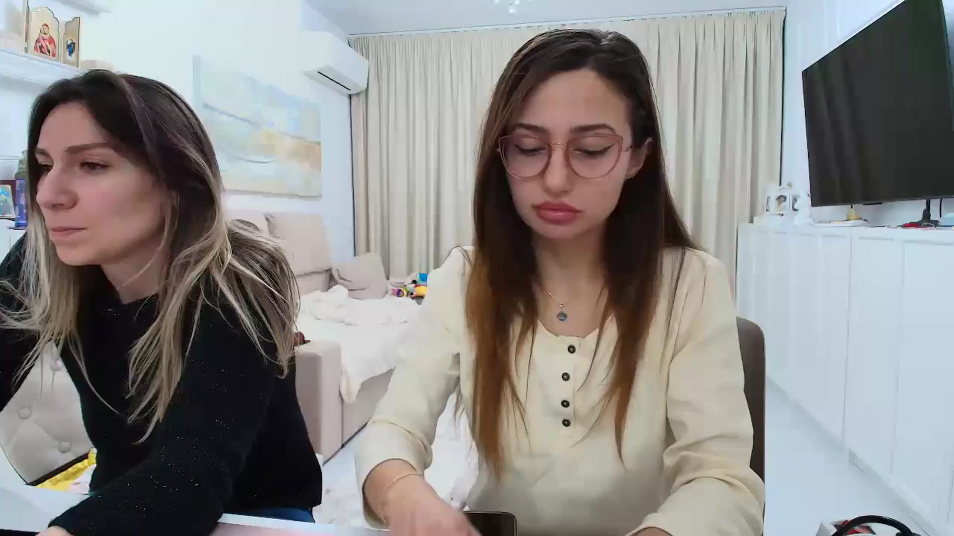 Gallery image thumbnail from Wennndyk's myfreecams stream on, 01/19/2025, 21:07 image 6 of 20
