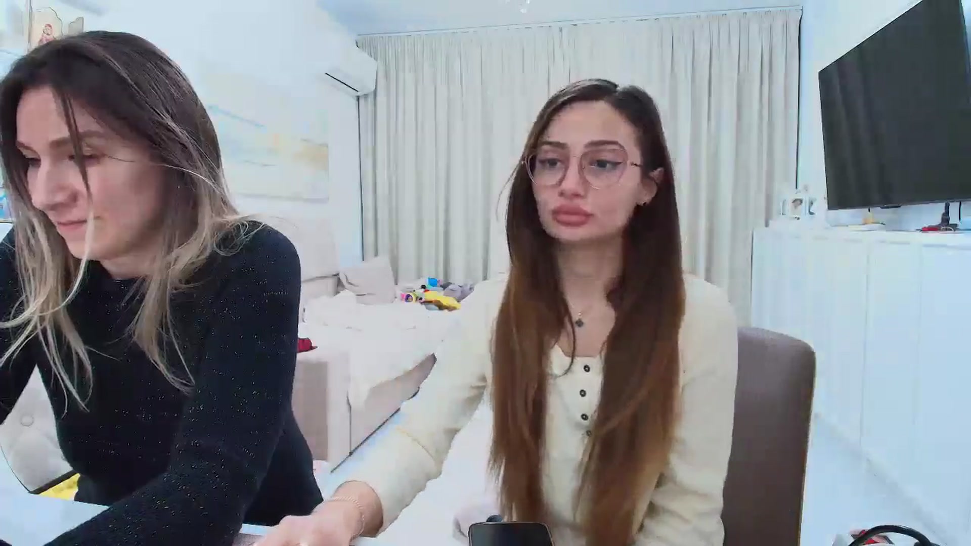Gallery image thumbnail from Wennndyk's myfreecams stream on, 01/19/2025, 21:07 image 4 of 20