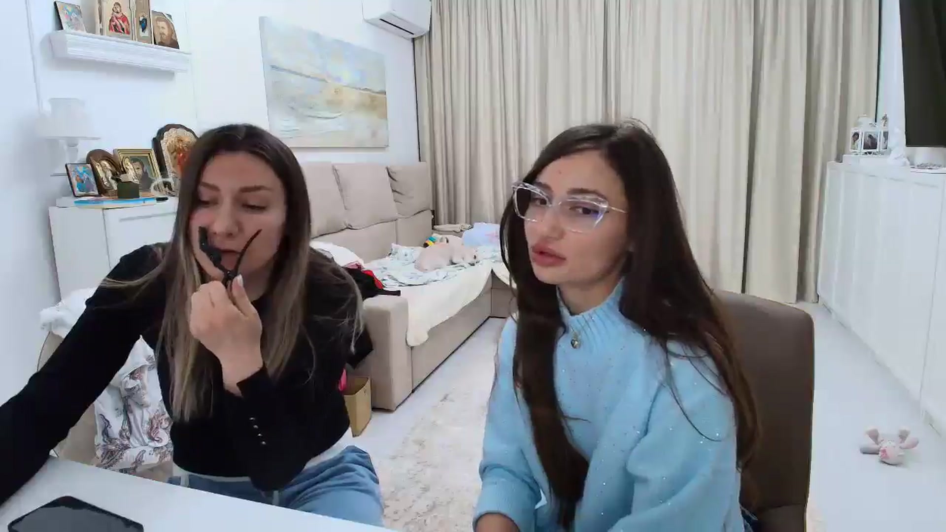 Gallery image thumbnail from Wennndyk's myfreecams stream on, 03/19/2025, 21:00 image 19 of 20