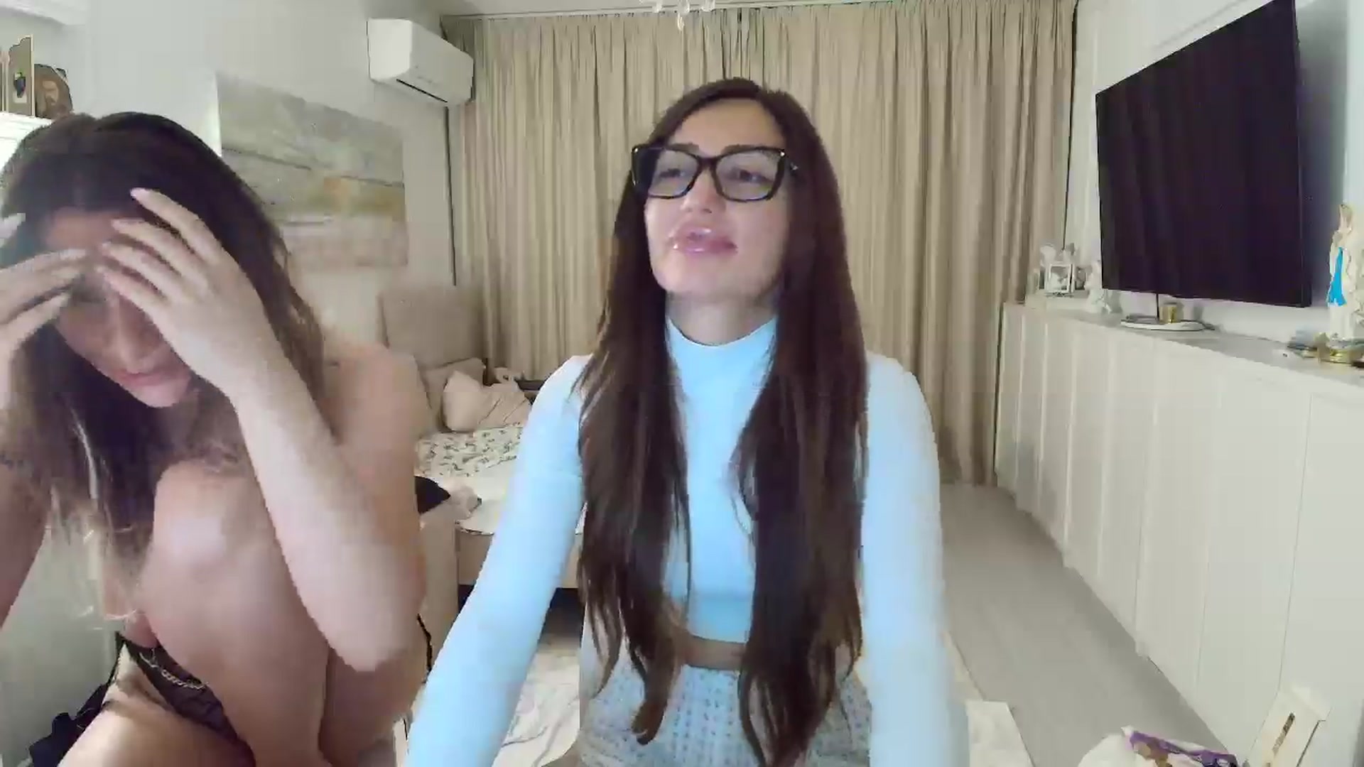 Gallery image thumbnail from Wennndyk's myfreecams stream on, 05/17/2025, 24:40 image 16 of 20