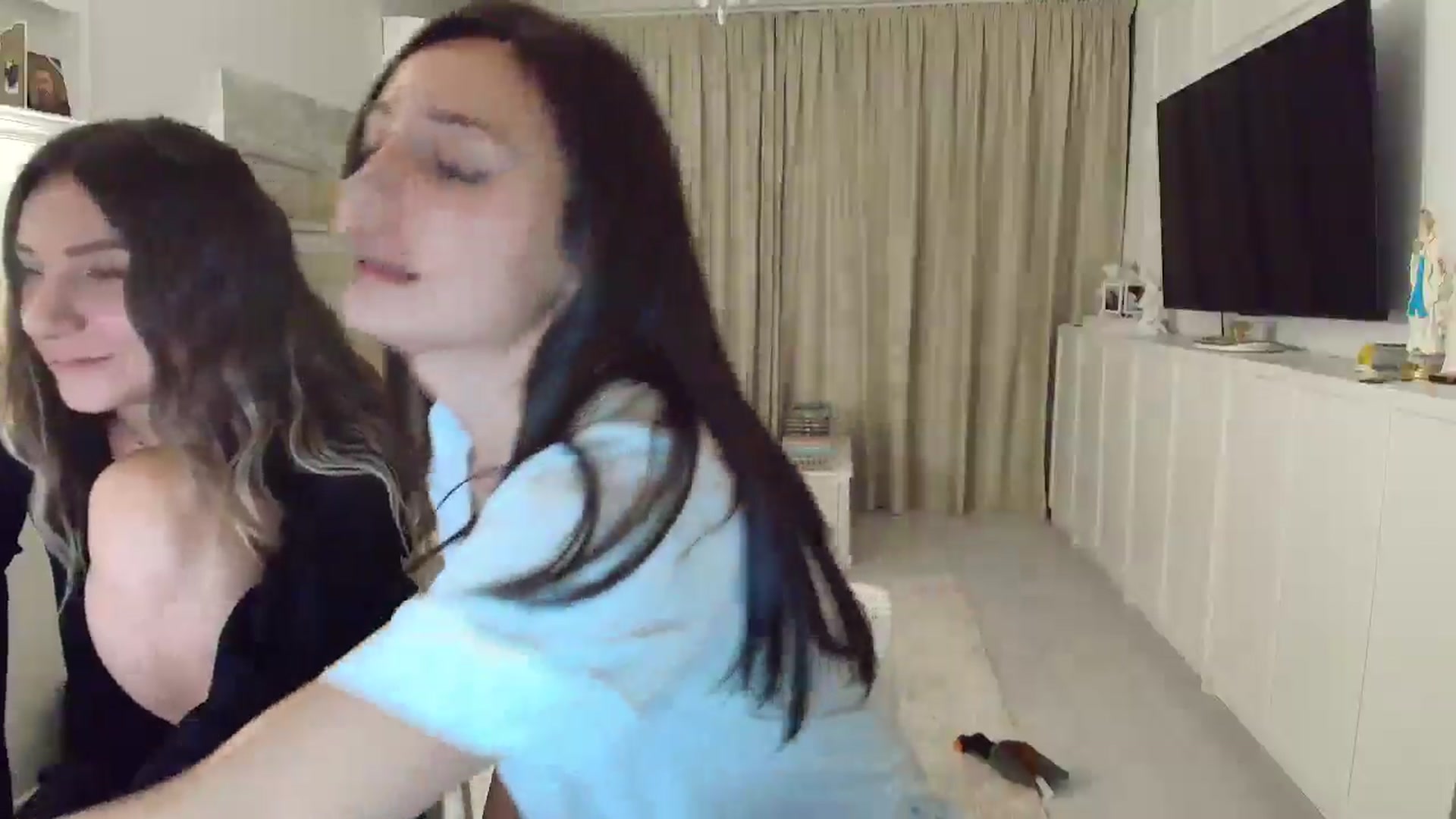 Gallery image thumbnail from Wennndyk's myfreecams stream on, 06/19/2025, 23:04 image 4 of 20