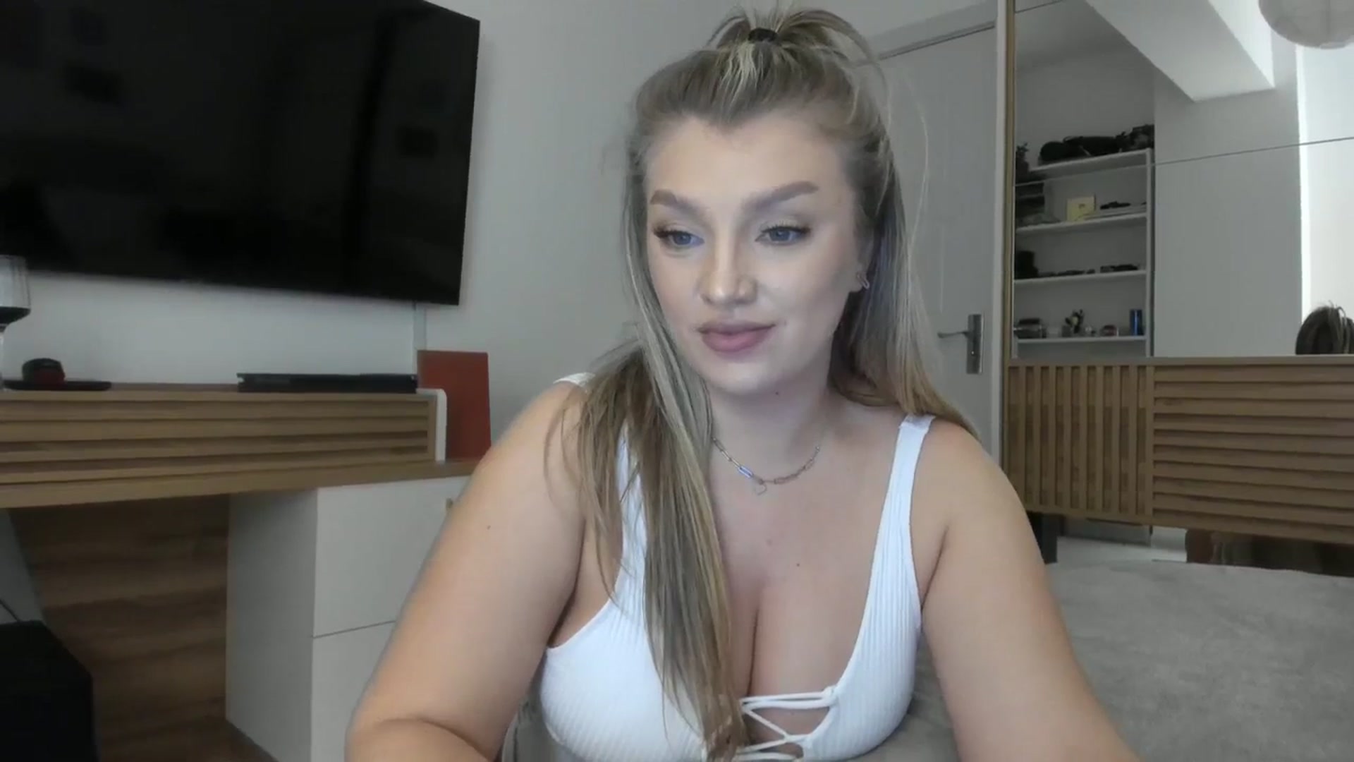 Gallery image thumbnail from WetSelf's myfreecams stream on, 10/19/2023, 19:19 image 7 of 20