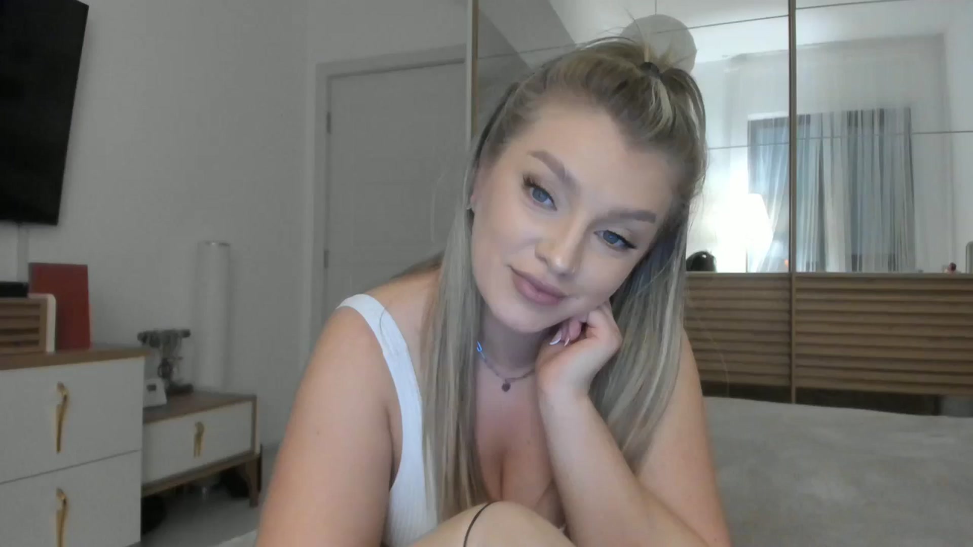 Gallery image thumbnail from WetSelf's myfreecams stream on, 10/19/2023, 19:19 image 18 of 20