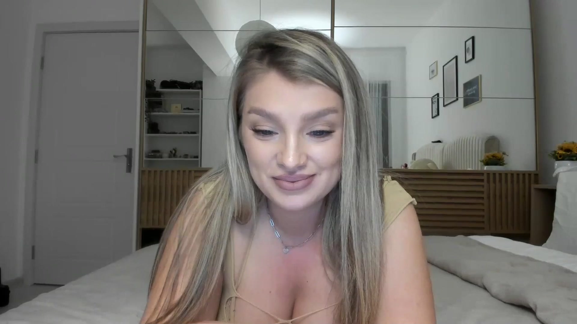 Gallery image thumbnail from WetSelf's myfreecams stream on, 10/21/2023, 18:32 image 10 of 20