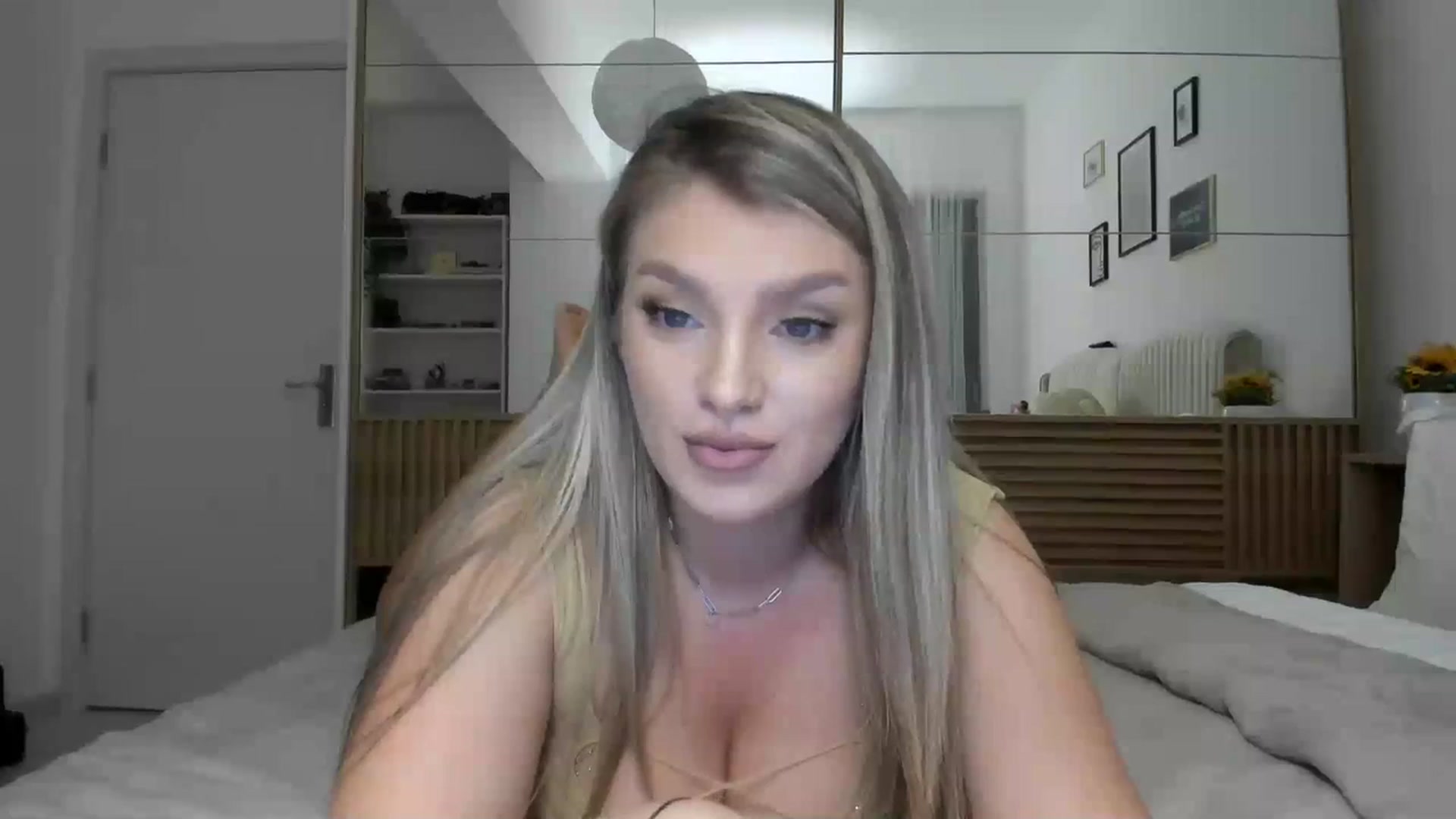 Gallery image thumbnail from WetSelf's myfreecams stream on, 10/21/2023, 18:32 image 7 of 20