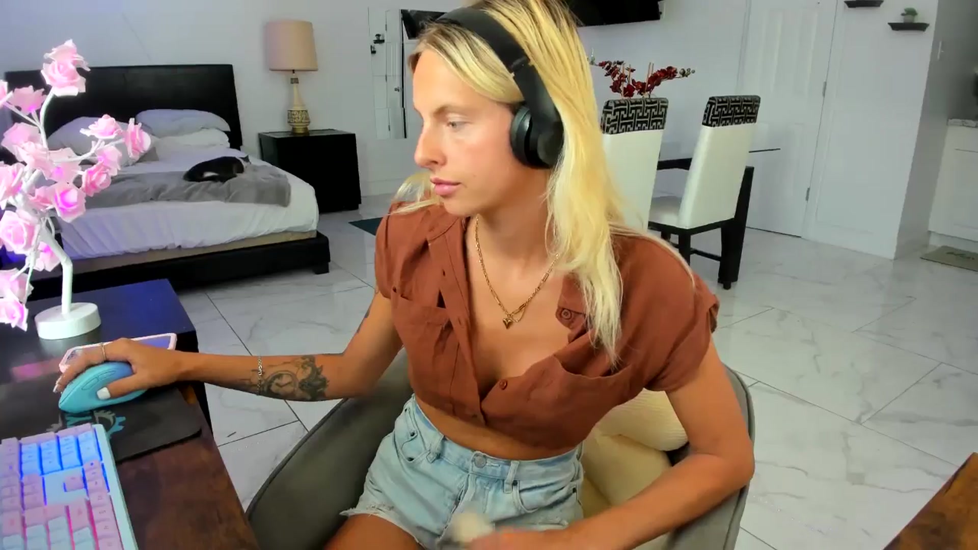 Gallery image thumbnail from Wet_Princess's myfreecams stream on, 05/17/2024, 18:20 image 14 of 20