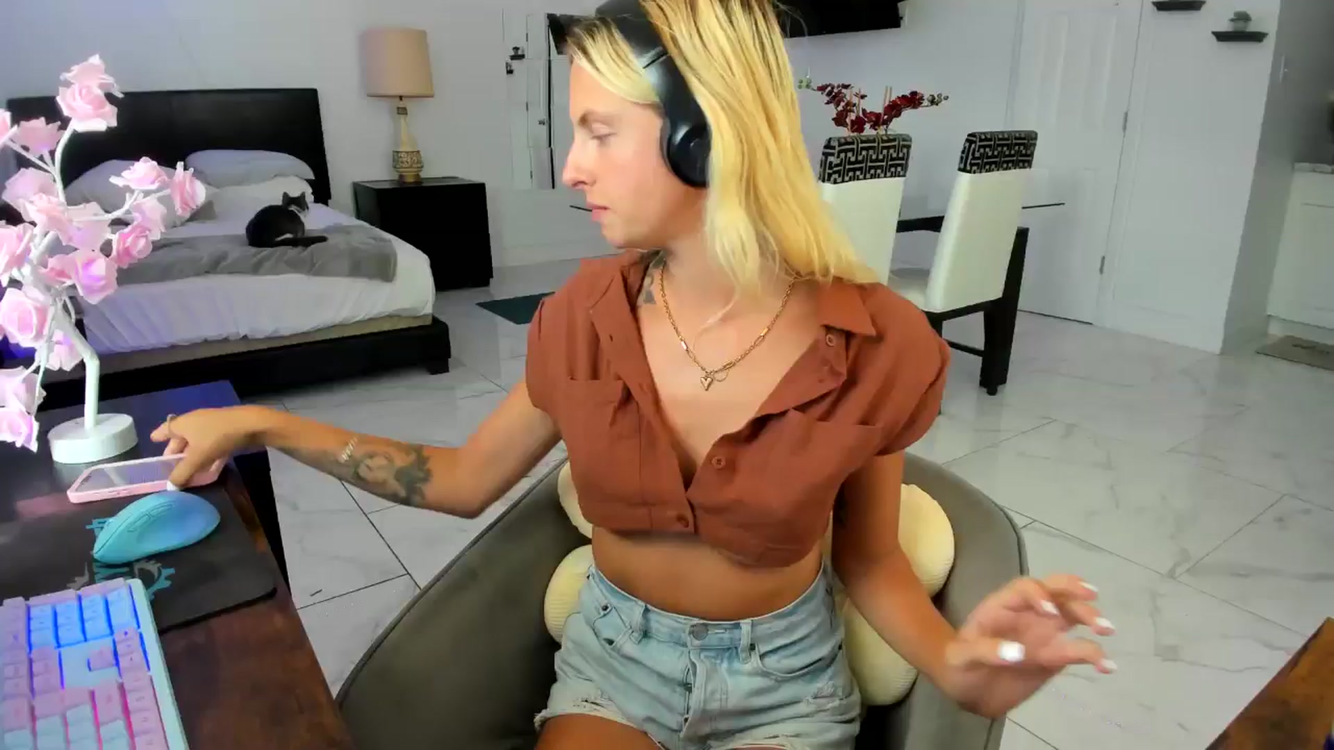 Gallery image thumbnail from Wet_Princess's myfreecams stream on, 05/17/2024, 18:20 image 1 of 20