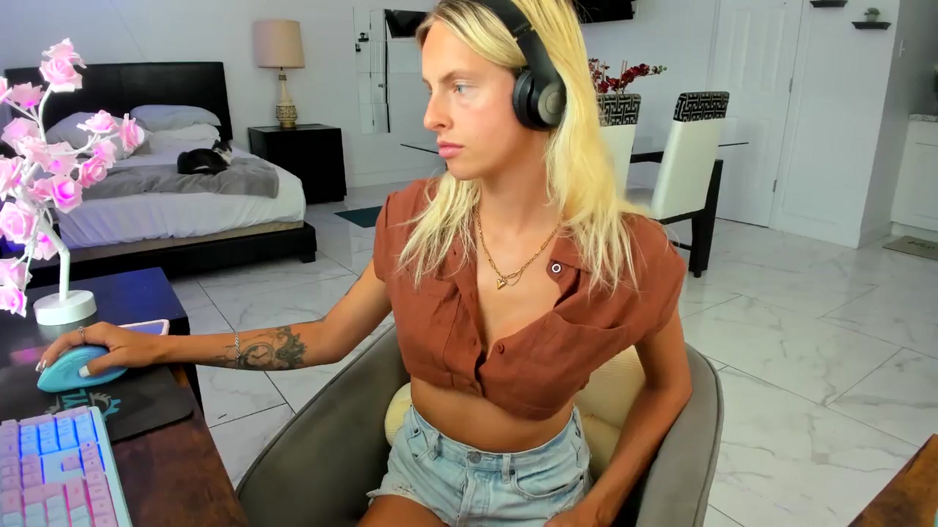 Gallery image thumbnail from Wet_Princess's myfreecams stream on, 05/17/2024, 18:20 image 6 of 20