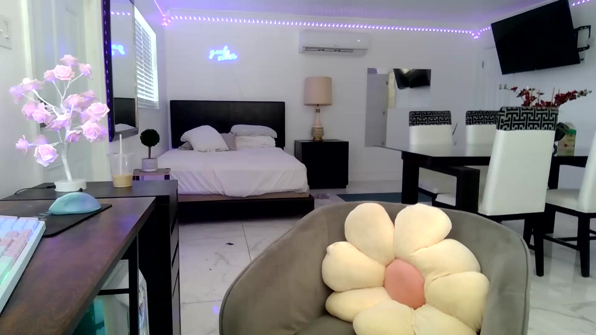 Gallery image thumbnail from Wet_Princess's myfreecams stream on, 05/20/2024, 18:47 image 1 of 20