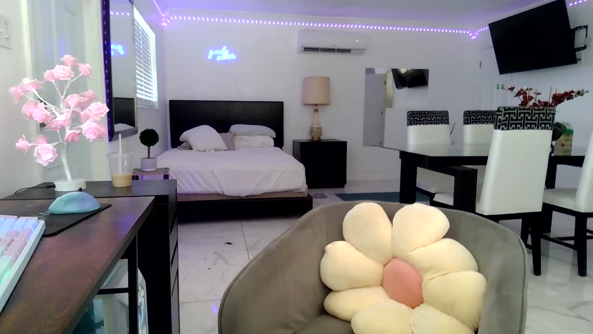 Gallery image thumbnail from Wet_Princess's myfreecams stream on, 05/20/2024, 18:47 image 3 of 20