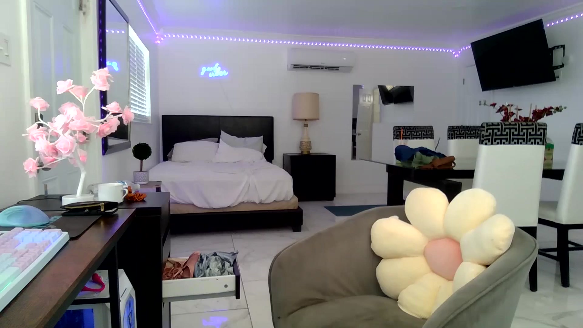 Gallery image thumbnail from Wet_Princess's myfreecams stream on, 05/22/2024, 18:19 image 3 of 20