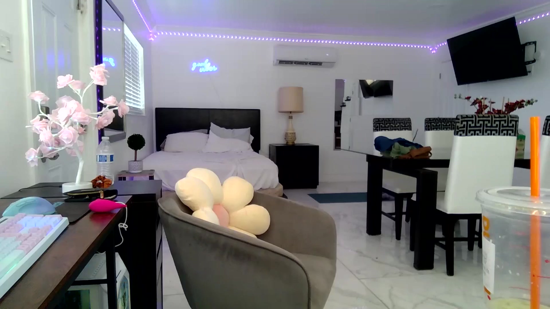 Gallery image thumbnail from Wet_Princess's myfreecams stream on, 05/22/2024, 18:19 image 11 of 20