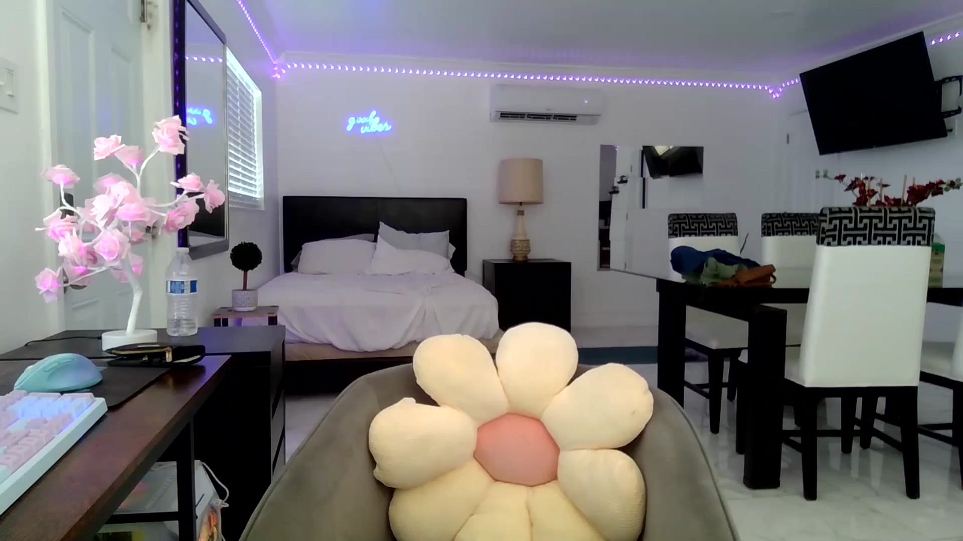Gallery image thumbnail from Wet_Princess's myfreecams stream on, 05/22/2024, 18:19 image 18 of 20