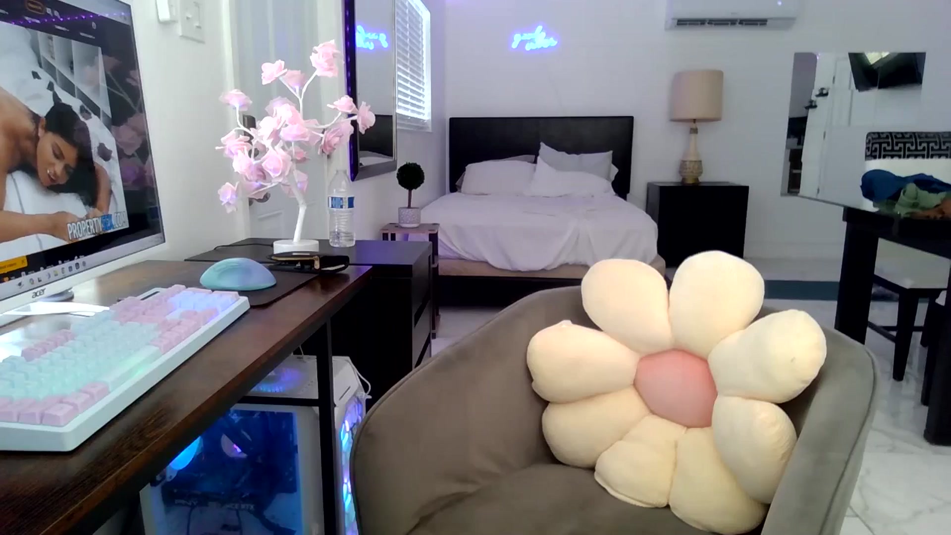 Gallery image thumbnail from Wet_Princess's myfreecams stream on, 05/22/2024, 19:29 image 8 of 20