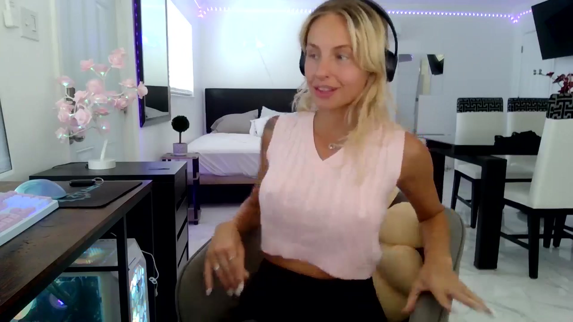 Gallery image thumbnail from Wet_Princess's myfreecams stream on, 05/26/2024, 16:47 image 17 of 20