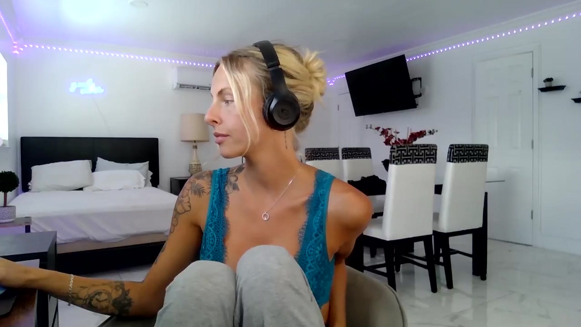 Gallery image thumbnail from Wet_Princess's myfreecams stream on, 05/27/2024, 19:06 image 15 of 20