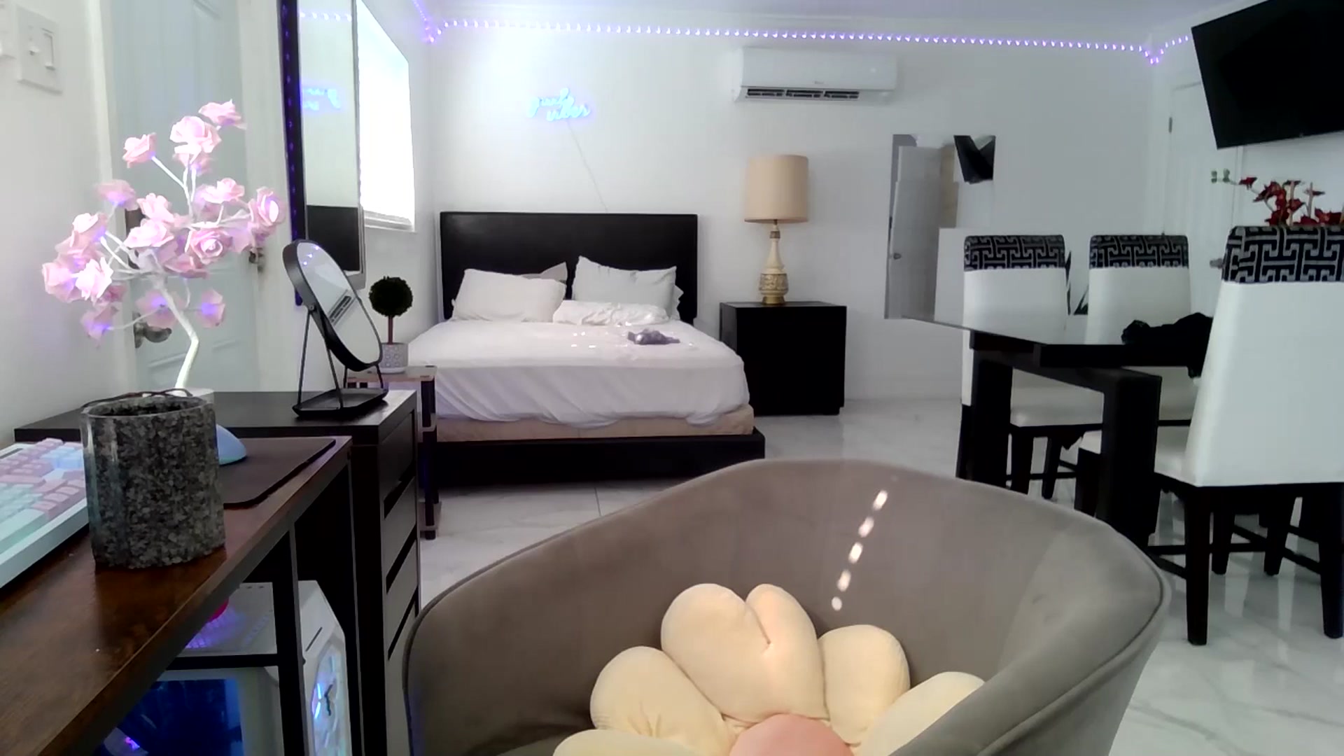 Gallery image thumbnail from Wet_Princess's myfreecams stream on, 05/30/2024, 13:37 image 6 of 20