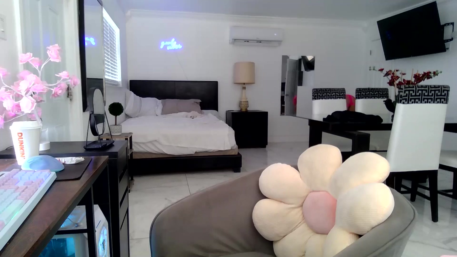 Gallery image thumbnail from Wet_Princess's myfreecams stream on, 06/03/2024, 18:53 image 5 of 20