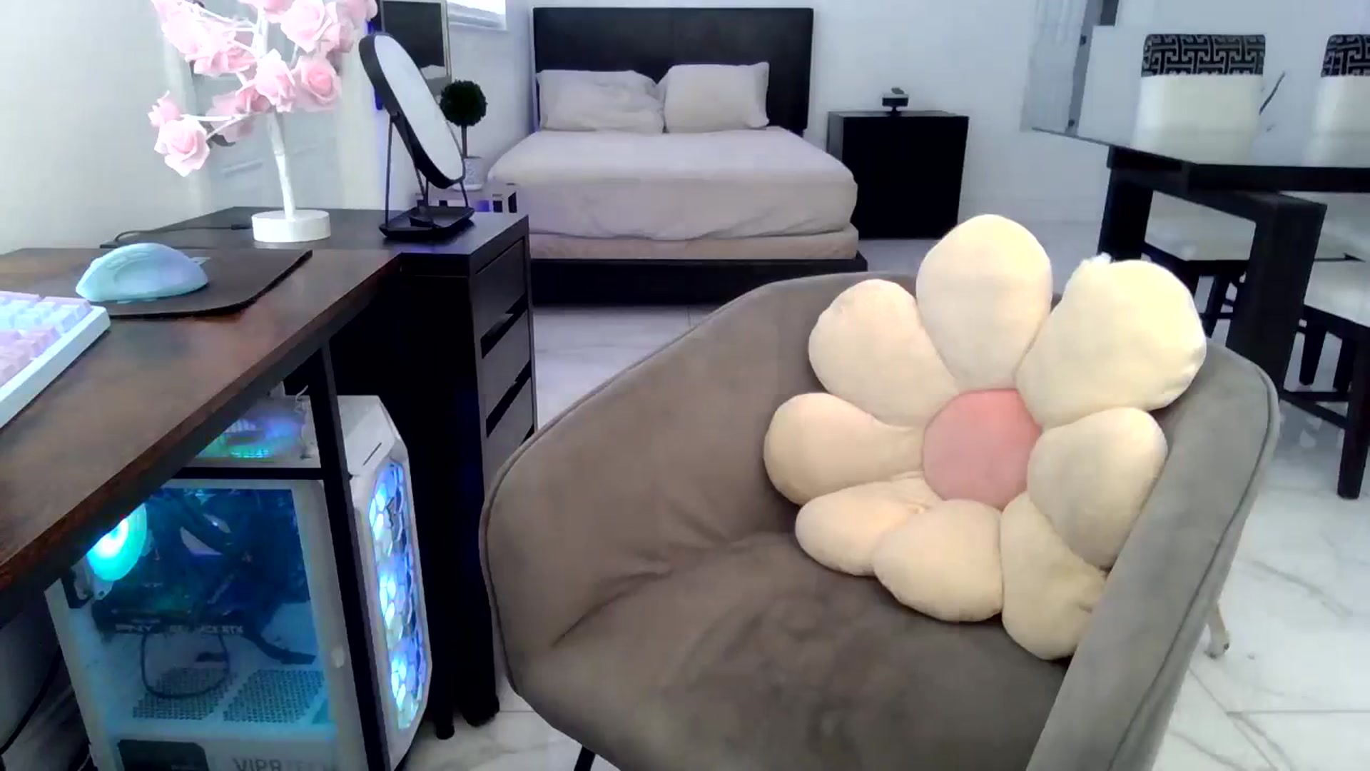 Gallery image thumbnail from Wet_Princess's myfreecams stream on, 06/19/2024, 18:29 image 18 of 20