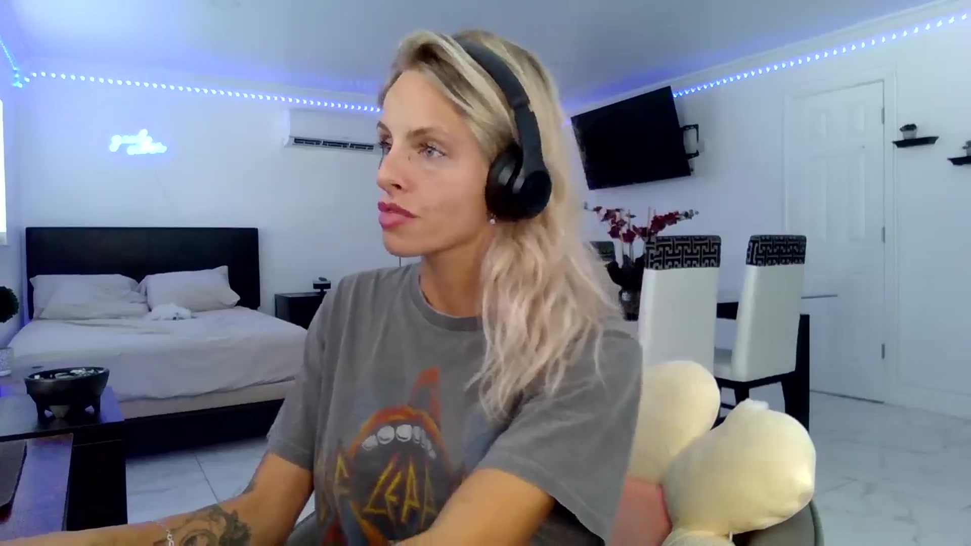 Gallery image thumbnail from Wet_Princess's myfreecams stream on, 06/20/2024, 21:23 image 14 of 20