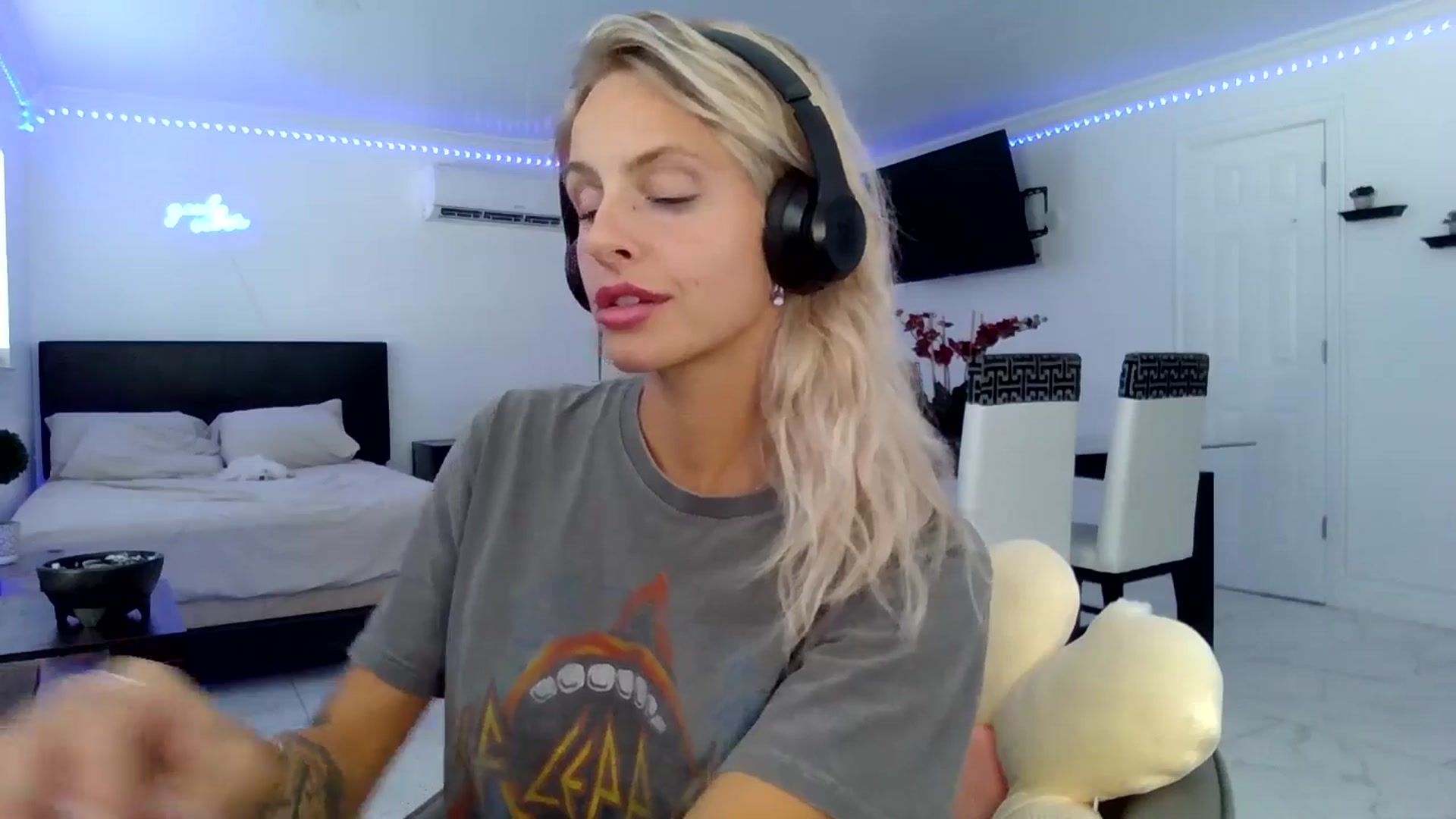 Gallery image thumbnail from Wet_Princess's myfreecams stream on, 06/20/2024, 21:23 image 15 of 20