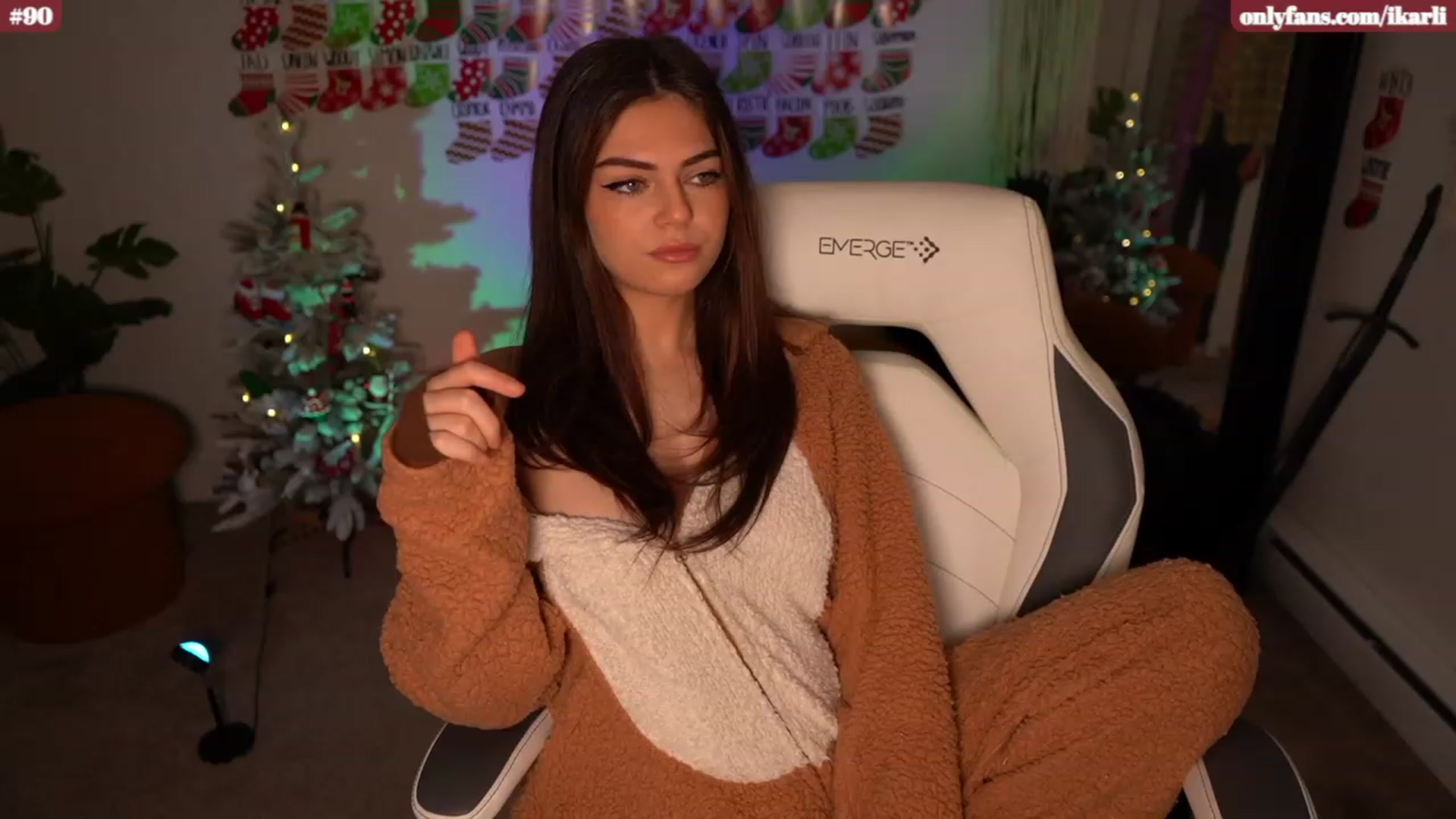 Gallery image thumbnail from WheresMyShirt's myfreecams stream on, 12/20/2023, 03:29 image 7 of 20
