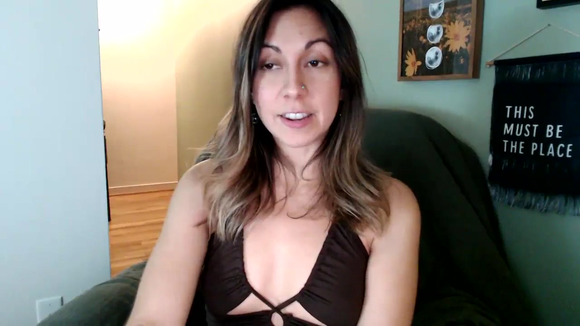 Gallery image thumbnail from Wheres_Willow's myfreecams stream on, 10/27/2023, 07:09 image 4 of 20