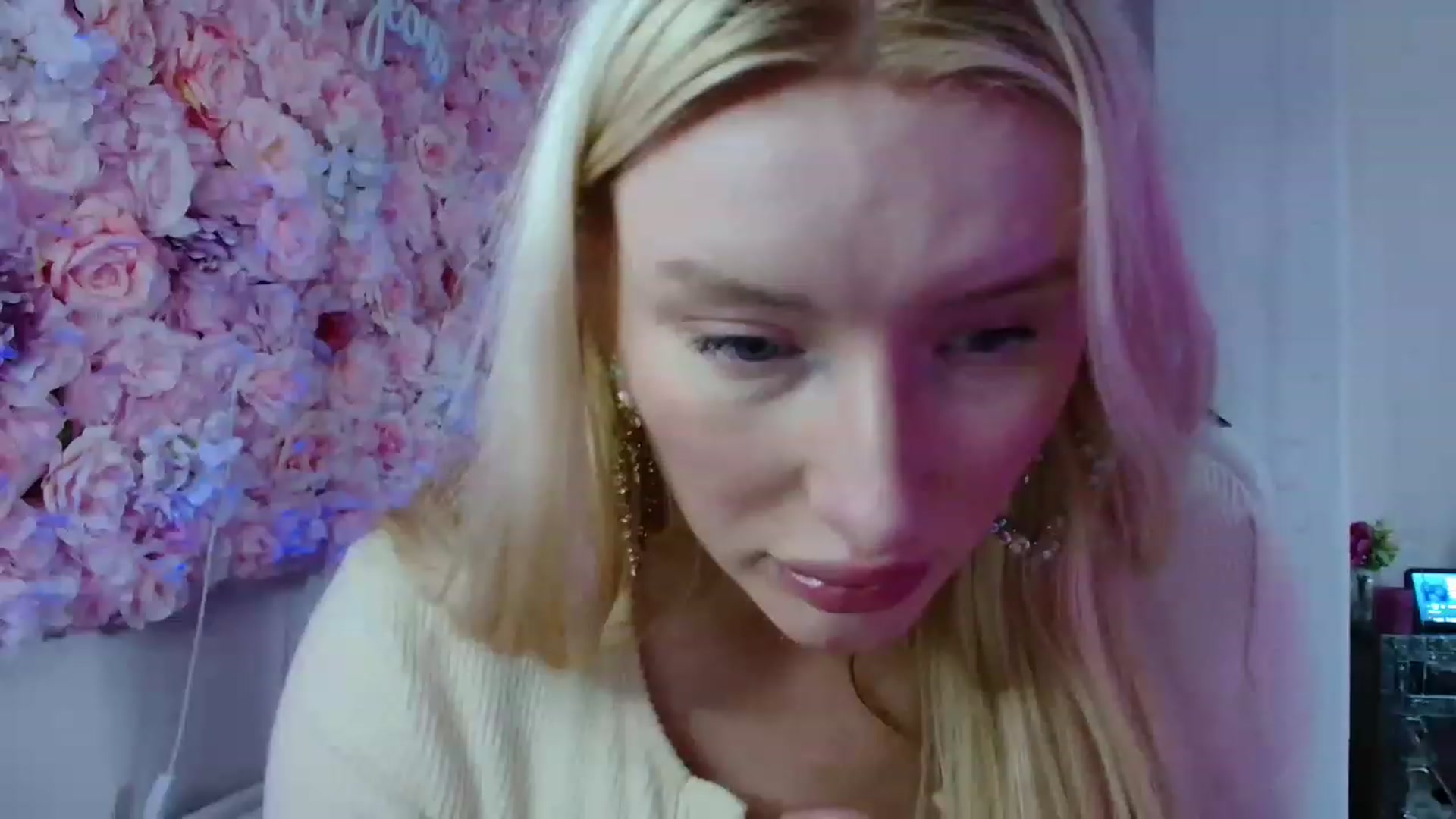 Gallery image thumbnail from WhiskyBunny's myfreecams stream on, 03/25/2023, 08:41 image 9 of 20