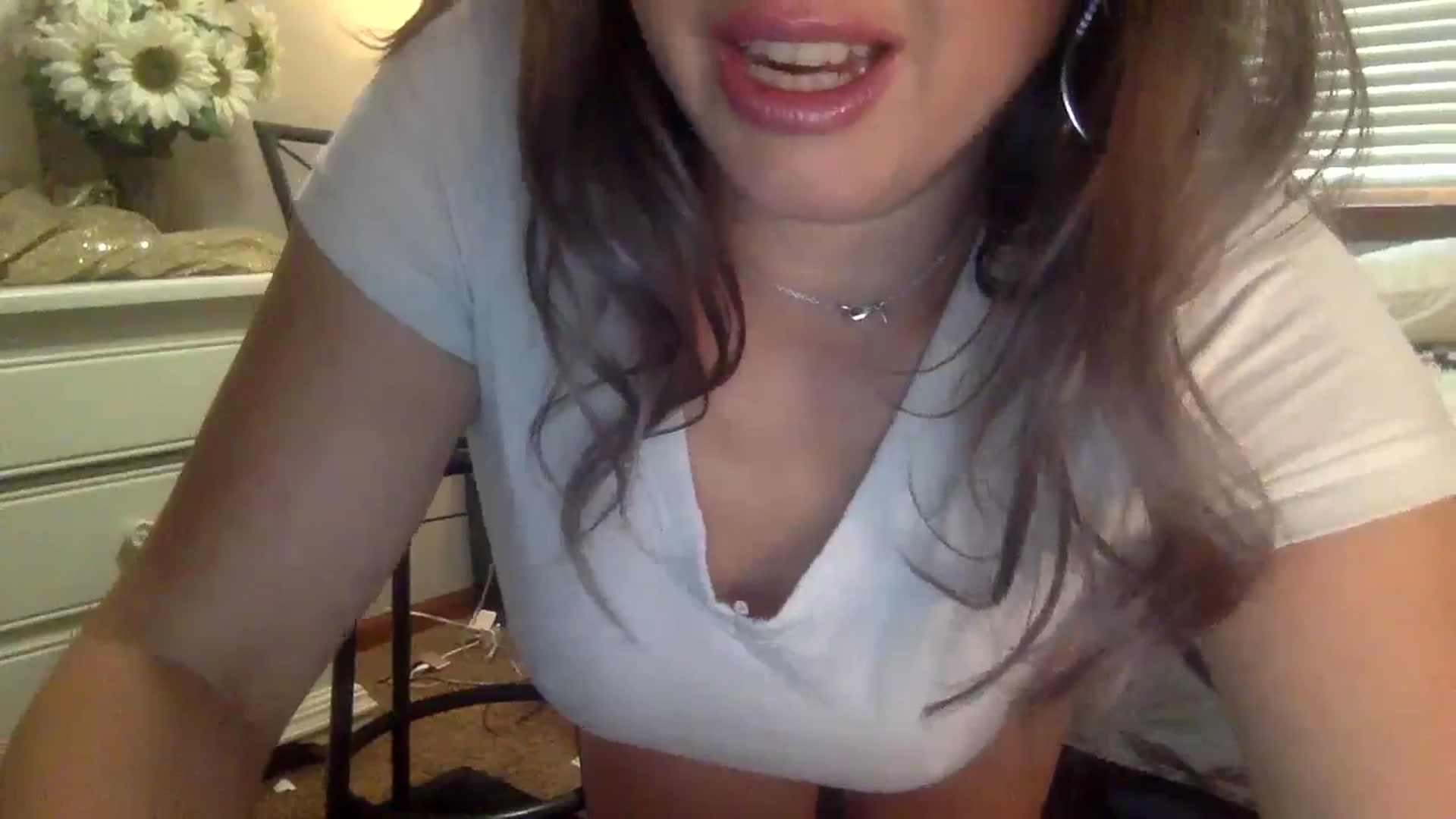 Gallery image thumbnail from WhisperGirl21's myfreecams stream on, 05/29/2024, 20:00 image 5 of 20