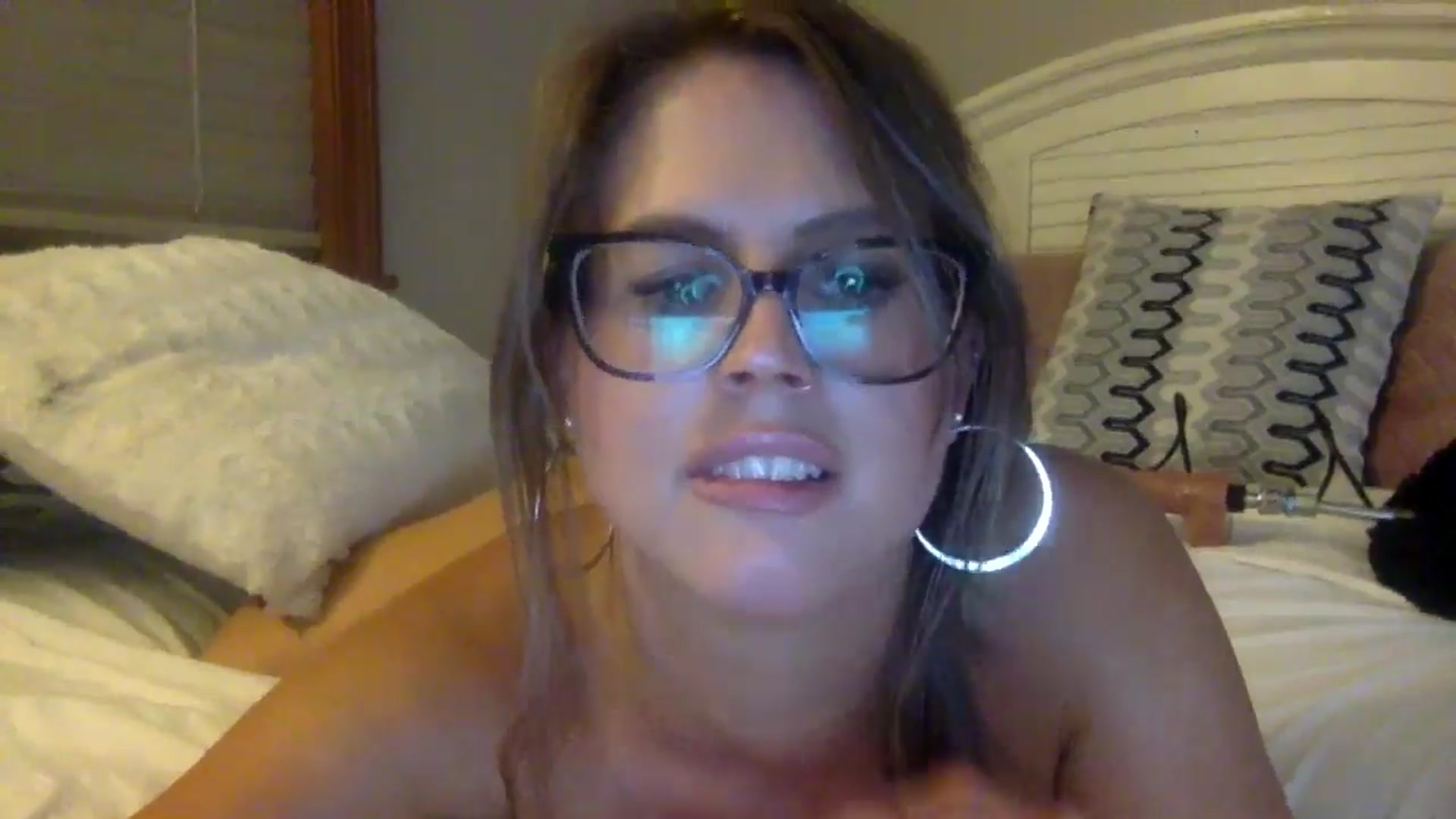Gallery image thumbnail from WhisperGirl21's myfreecams stream on, 10/01/2024, 05:16 image 10 of 20
