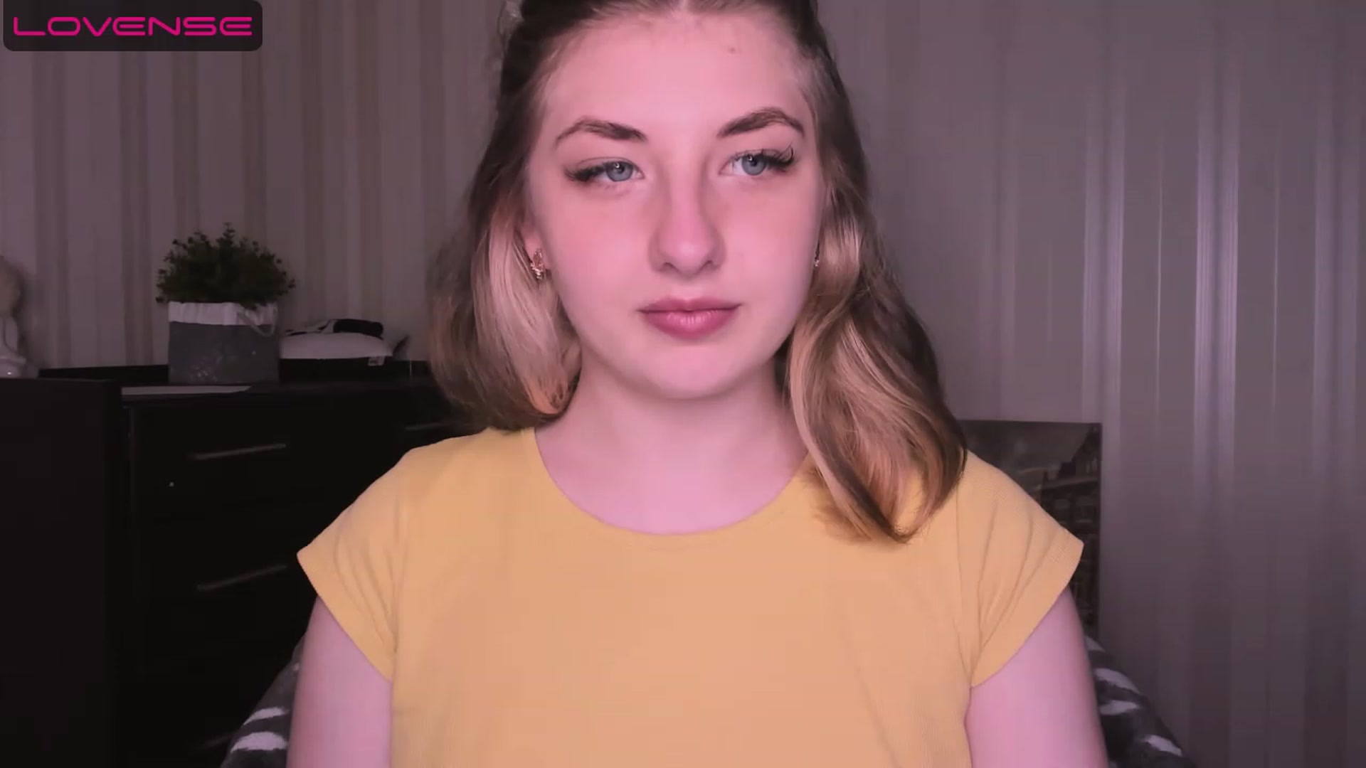 Gallery image thumbnail from WhitePerl's myfreecams stream on, 05/07/2023, 24:46 image 2 of 20