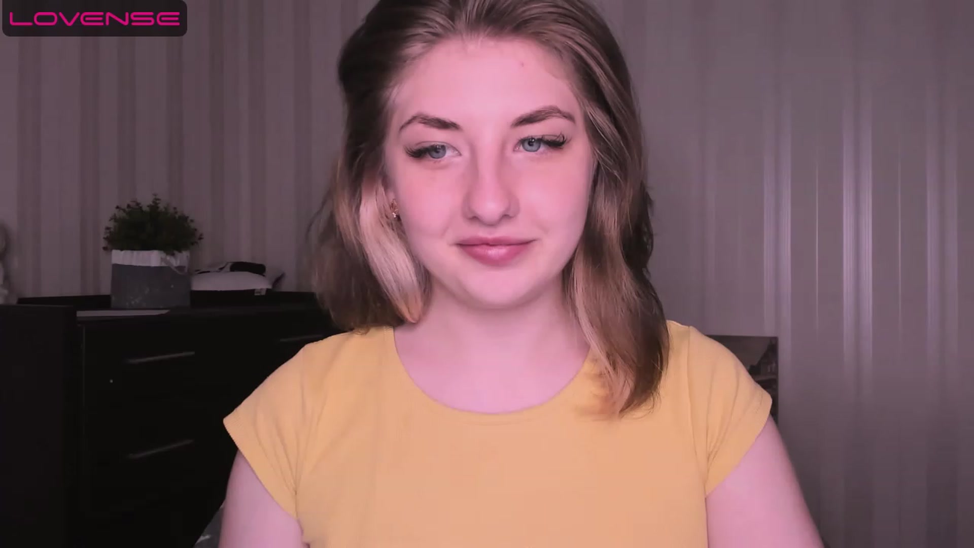 Gallery image thumbnail from WhitePerl's myfreecams stream on, 05/07/2023, 01:22 image 10 of 20