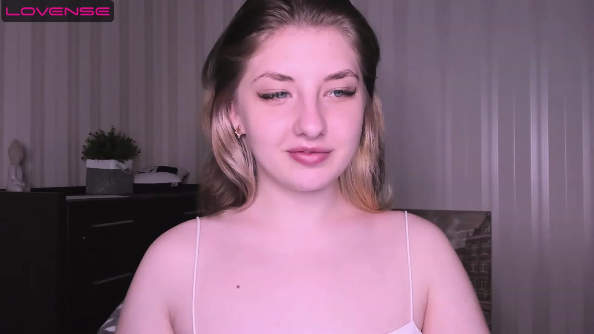 Gallery image thumbnail from WhitePerl's myfreecams stream on, 05/08/2023, 24:02 image 10 of 20