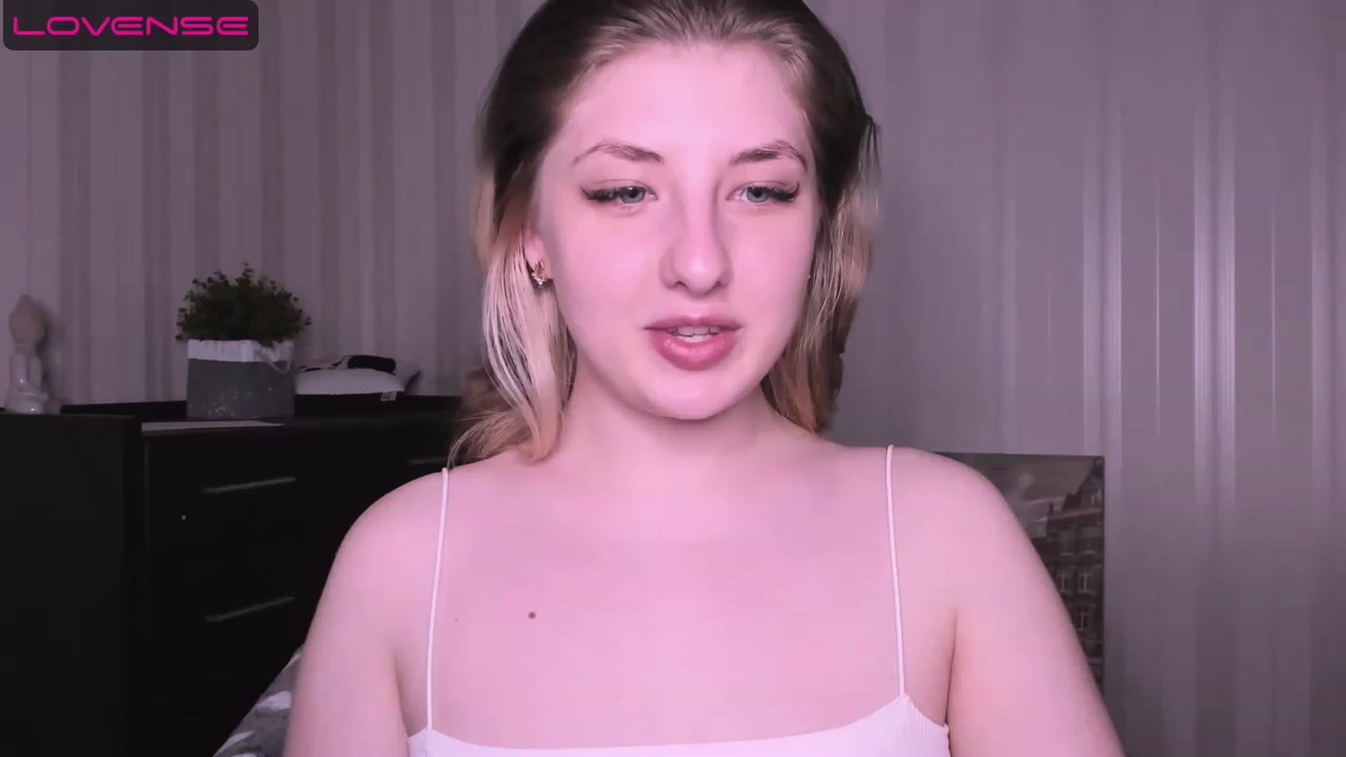 Gallery image thumbnail from WhitePerl's myfreecams stream on, 05/08/2023, 24:02 image 18 of 20