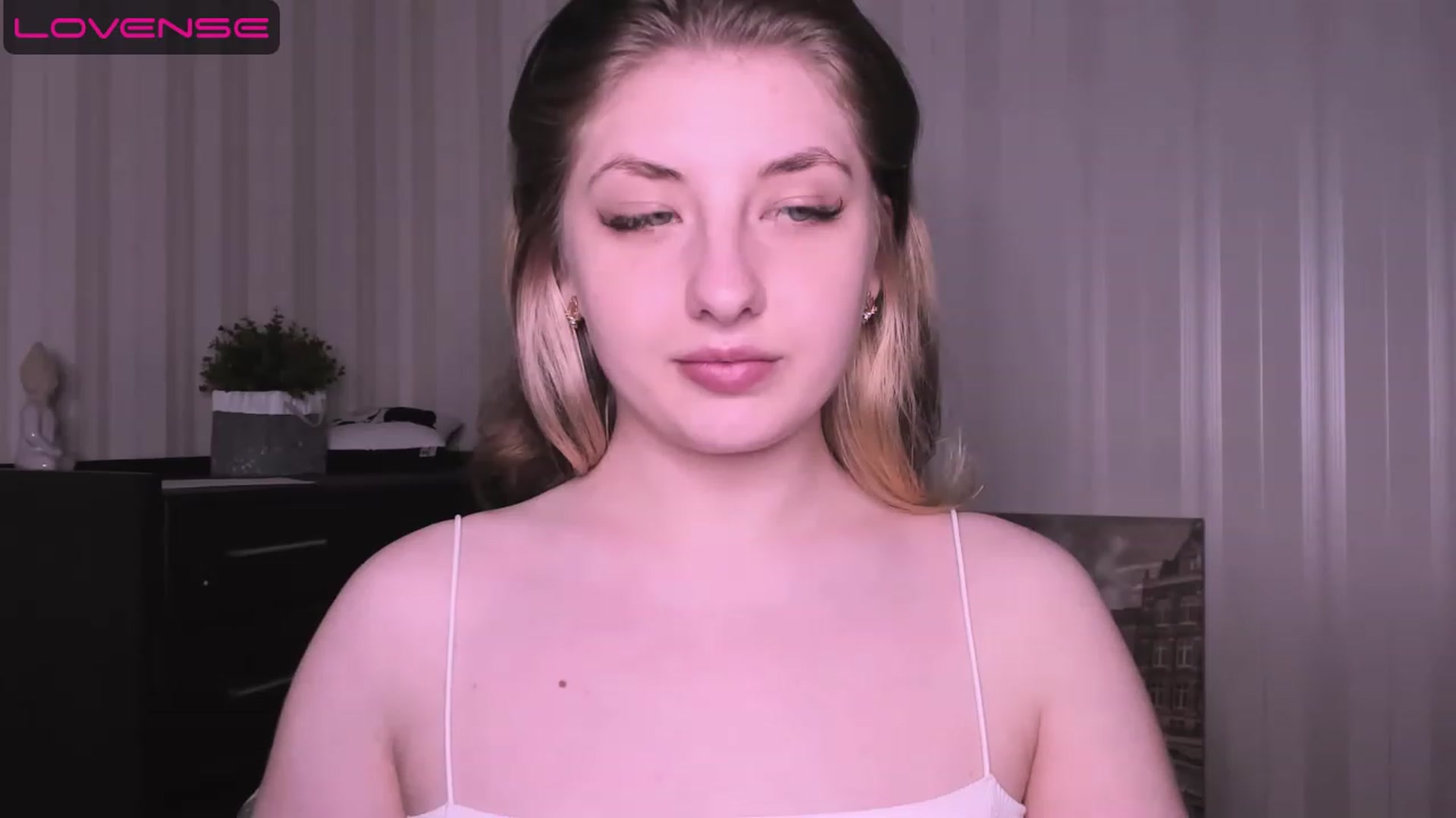 Gallery image thumbnail from WhitePerl's myfreecams stream on, 05/08/2023, 24:02 image 7 of 20